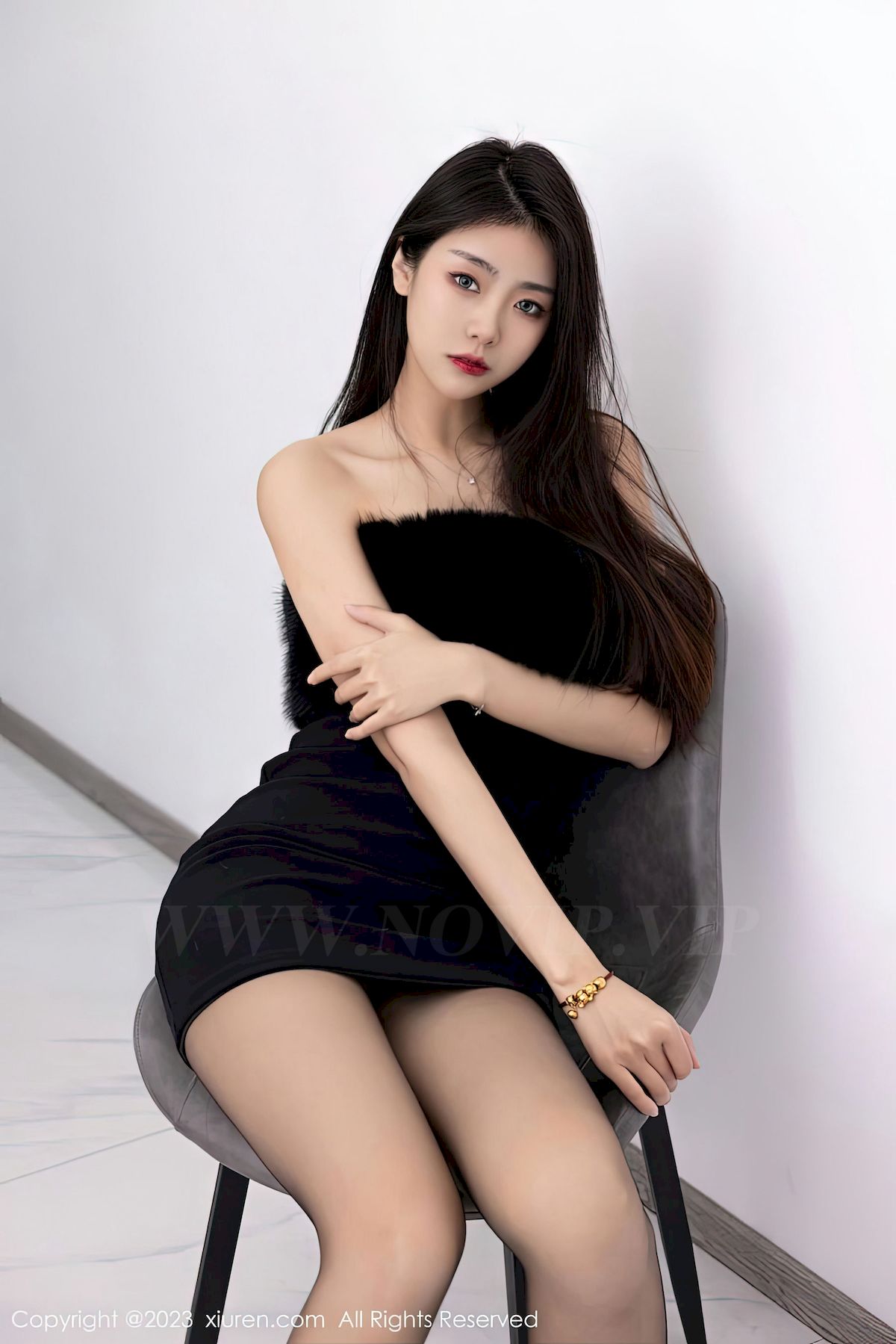 [XiuRen秀人网] No.6275 模特可樂Vicky – 露肩短裙+黑丝美腿性感写真