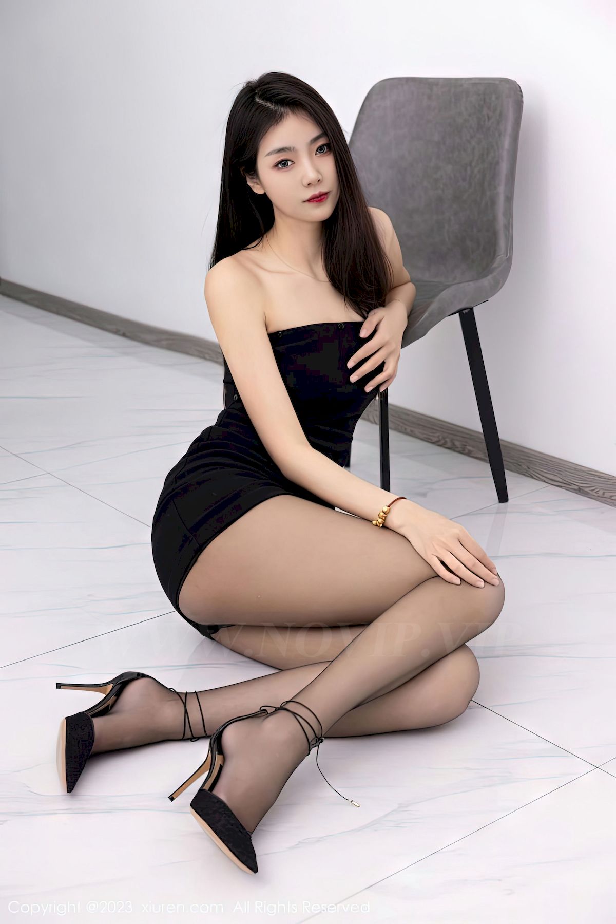[XiuRen秀人网] No.6275 模特可樂Vicky – 露肩短裙+黑丝美腿性感写真