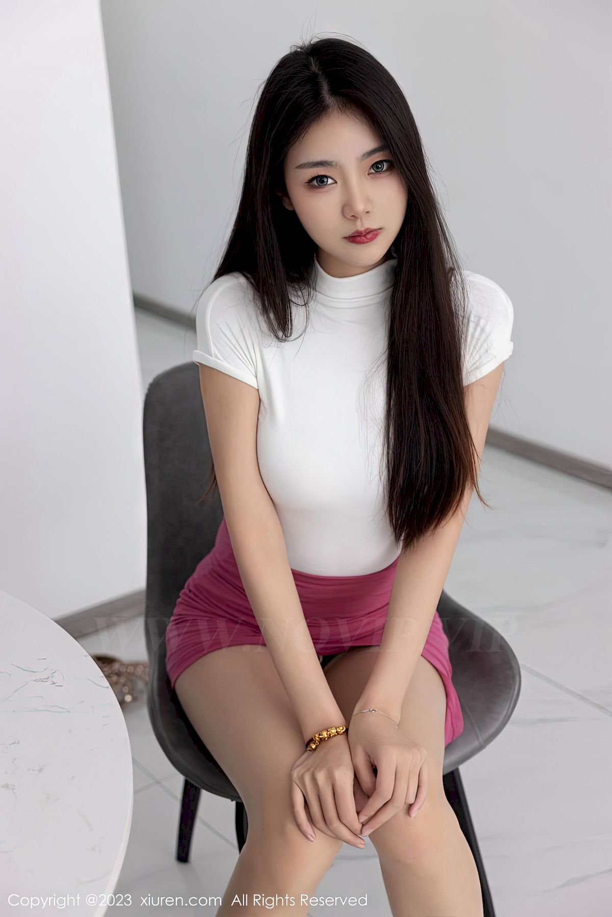 [XiuRen秀人网] No.6239 模特可樂Vicky – 白色上衣+玫红短裙性感写真