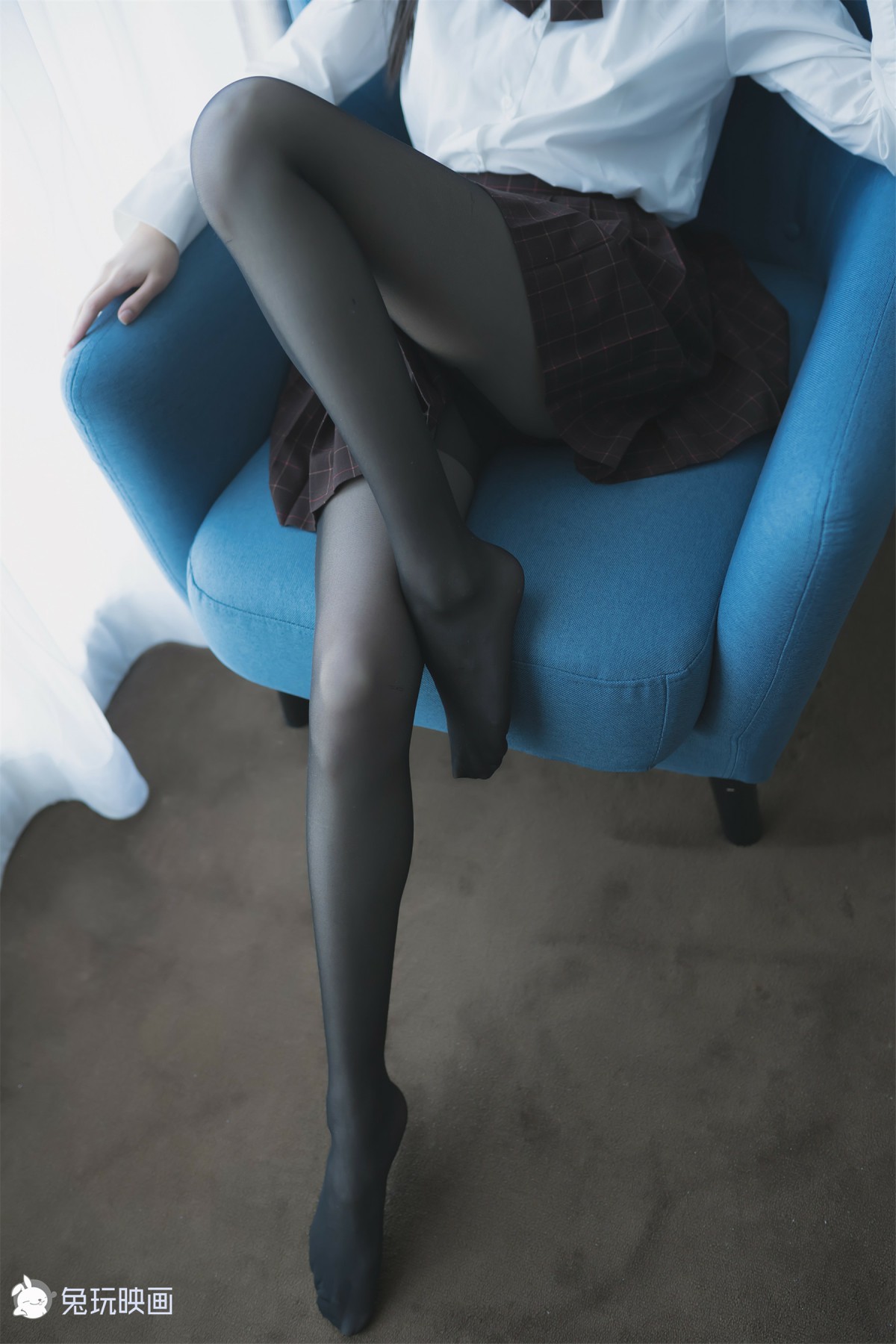 兔玩映画系列 Vol.051 蓝椅子上的黑丝少女_ – COSPLAY