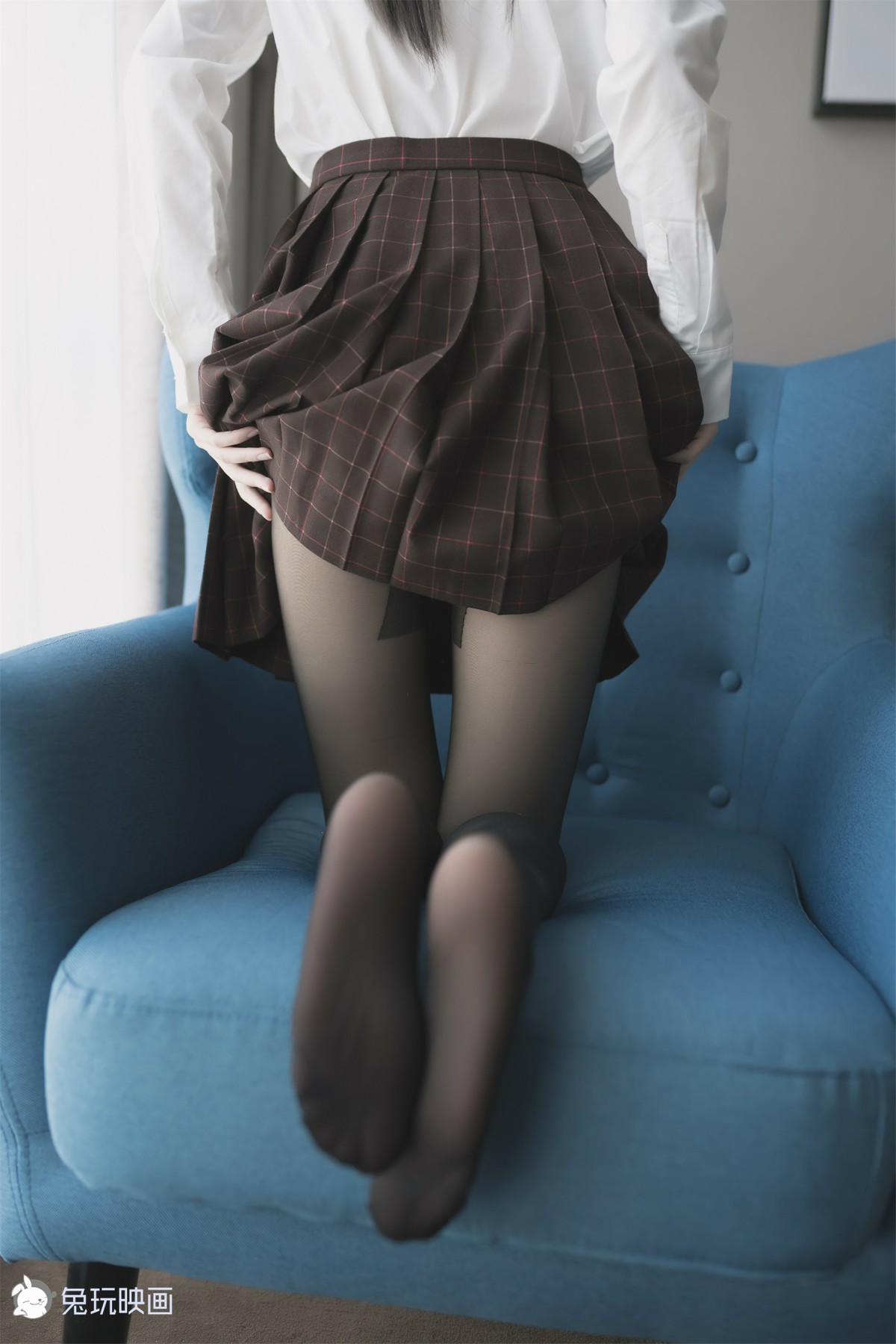 兔玩映画系列 Vol.051 蓝椅子上的黑丝少女_ – COSPLAY