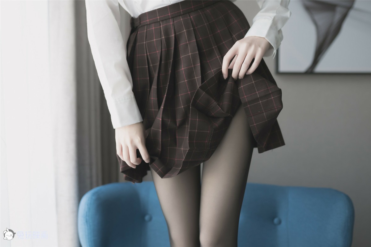 兔玩映画系列 Vol.051 蓝椅子上的黑丝少女_ – COSPLAY