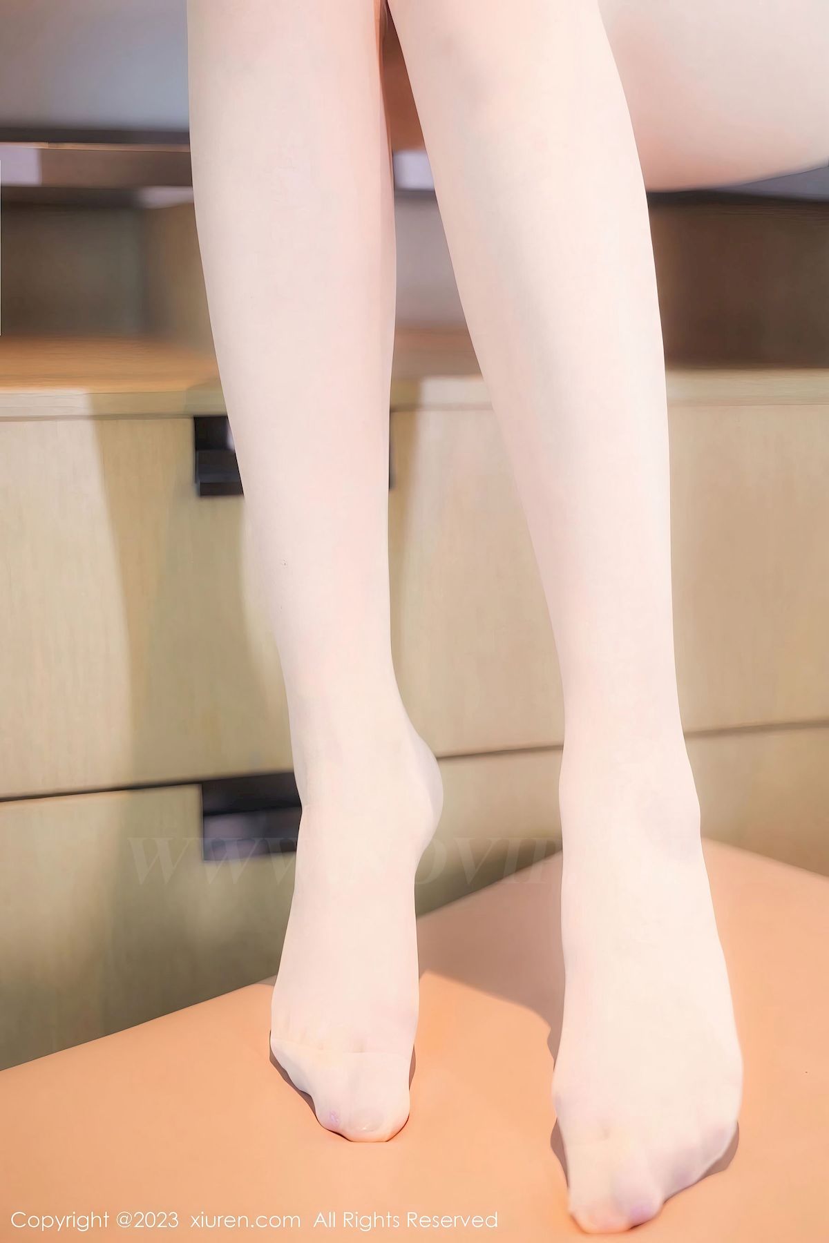 [XiuRen秀人网] No.7039 模特汐汐baby – 米色连衣裙+原色丝袜性感写真