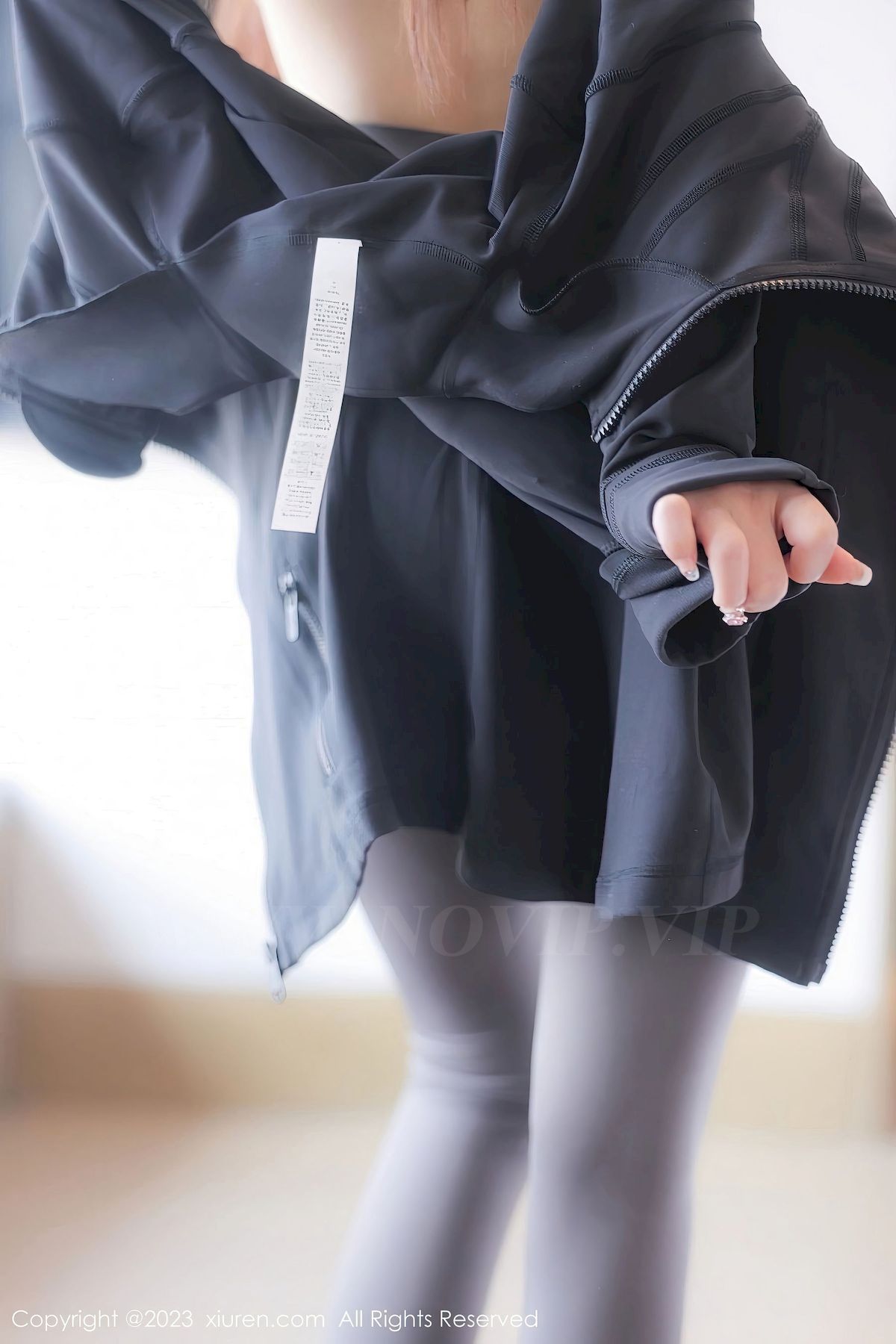 [XiuRen秀人网] No.7001 模特汐汐baby – 收身上衣+运动裤性感写真