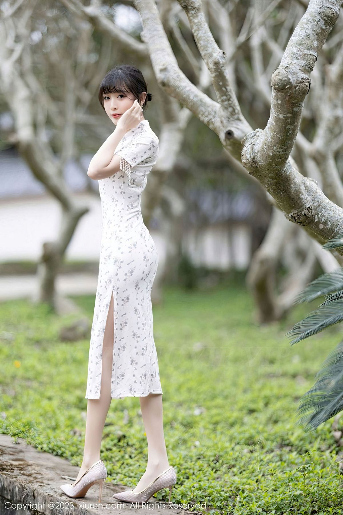 [XiuRen秀人网] No.6346 模特林星阑 – 浅色旗袍+丝袜美腿海南旅拍