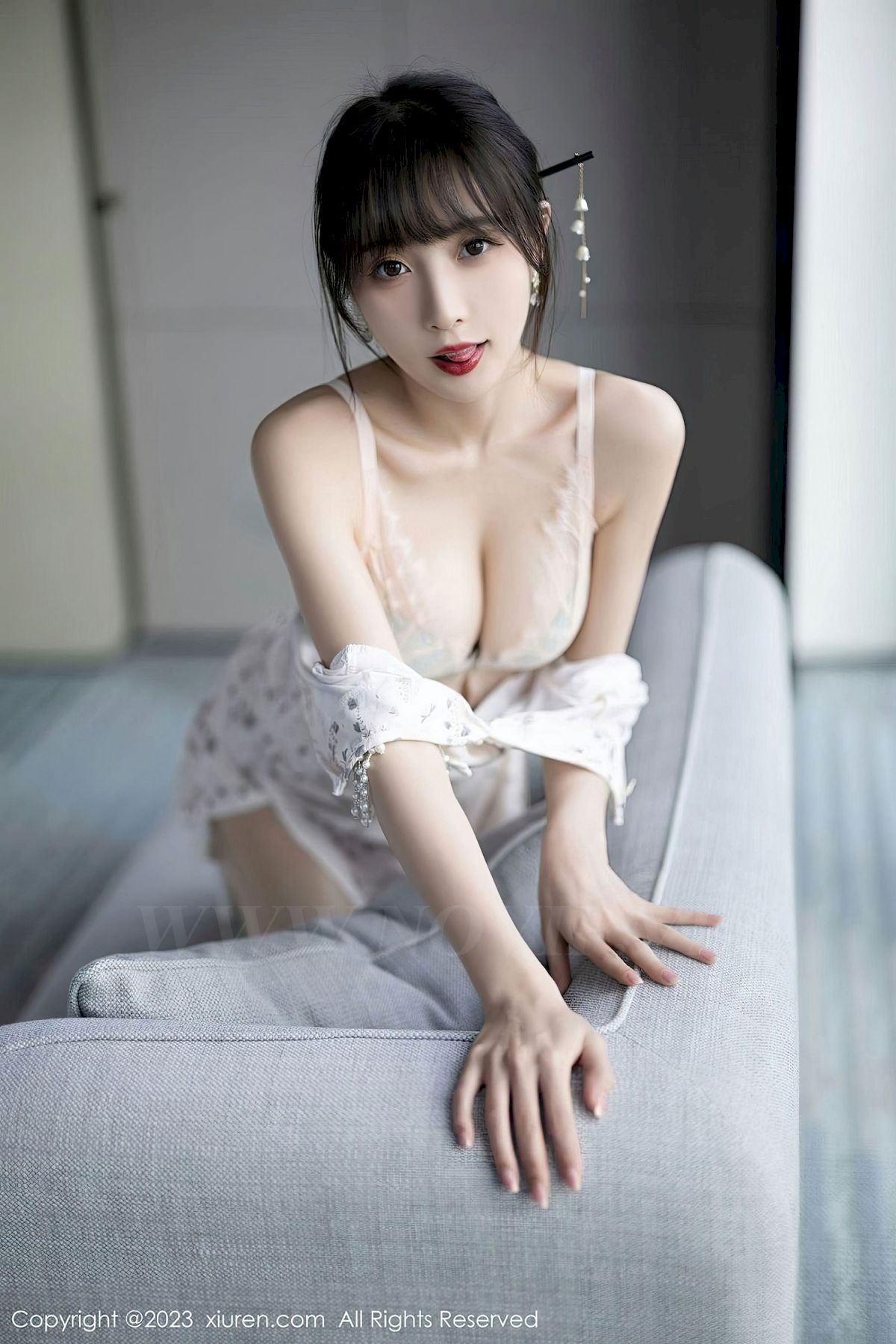 [XiuRen秀人网] No.6346 模特林星阑 – 浅色旗袍+丝袜美腿海南旅拍