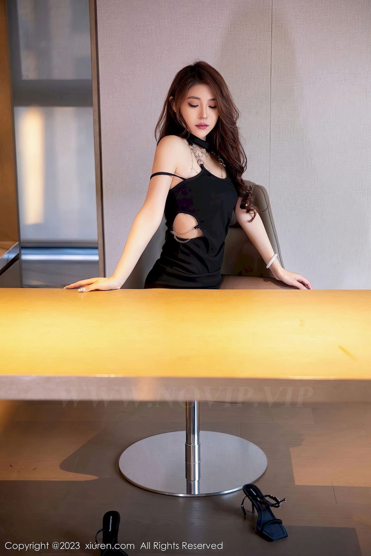 [XiuRen秀人网] No.6956 模特汐汐baby – 吊带短裙+黑丝美臀酒店写真