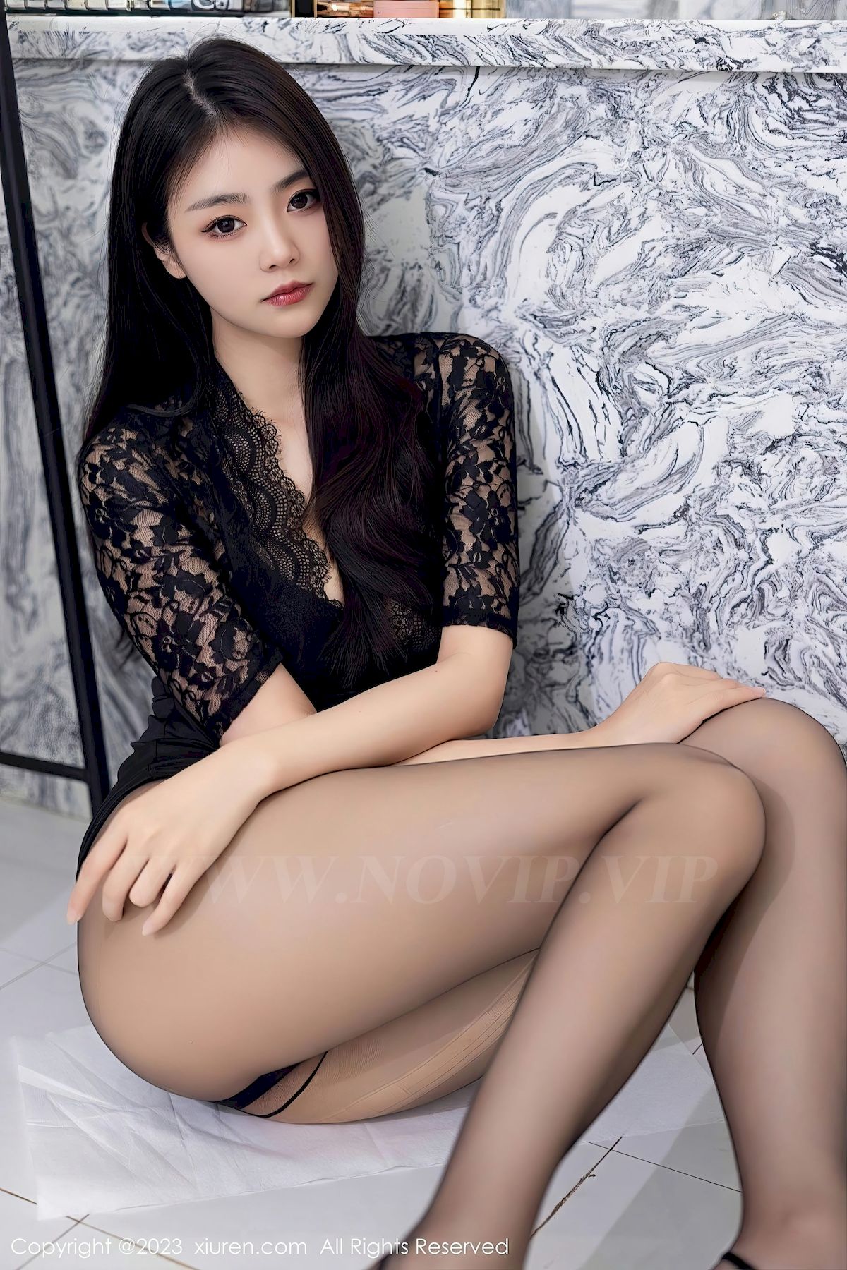 [XiuRen秀人网] No.6948 模特可樂Vicky – 连衣短裙+黑丝美腿性感写真