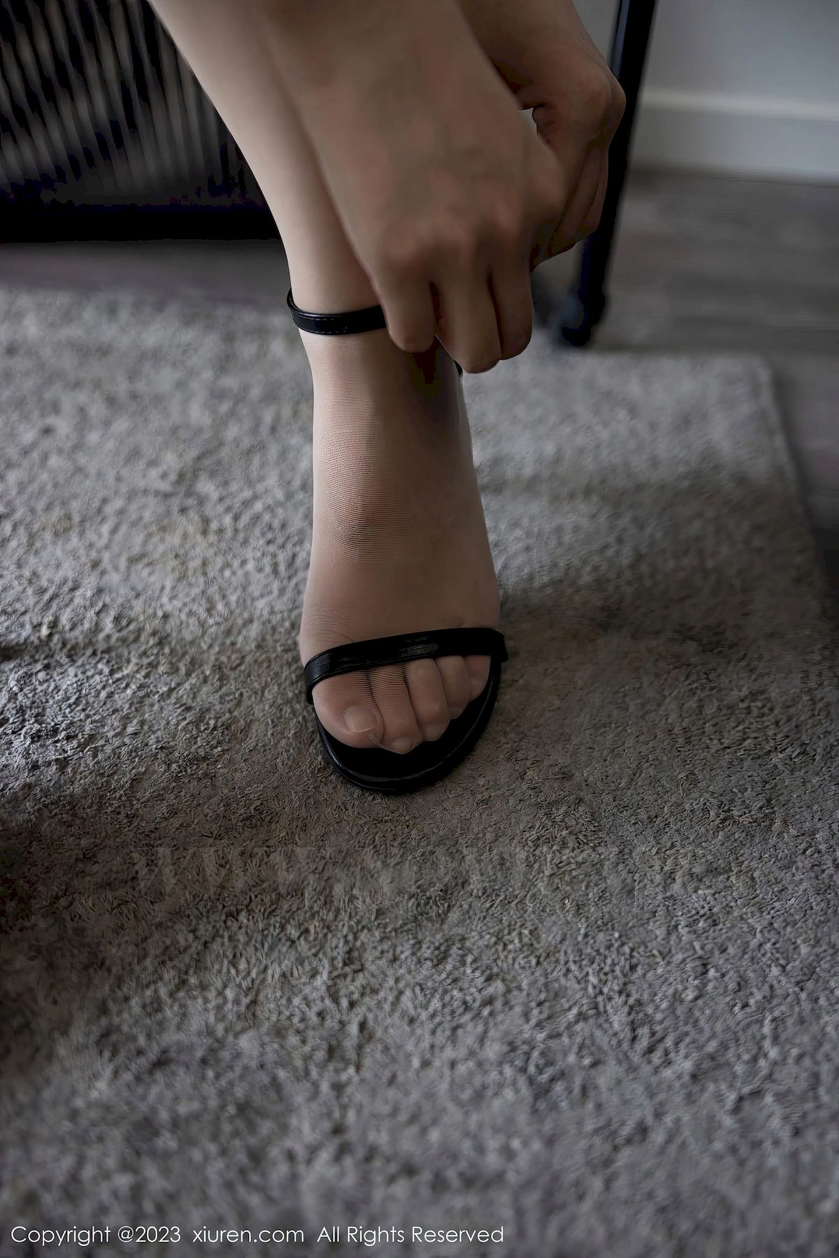 [XiuRen秀人网] No.6927 模特可樂Vicky – 粉色短裙+丝袜美腿性感写真