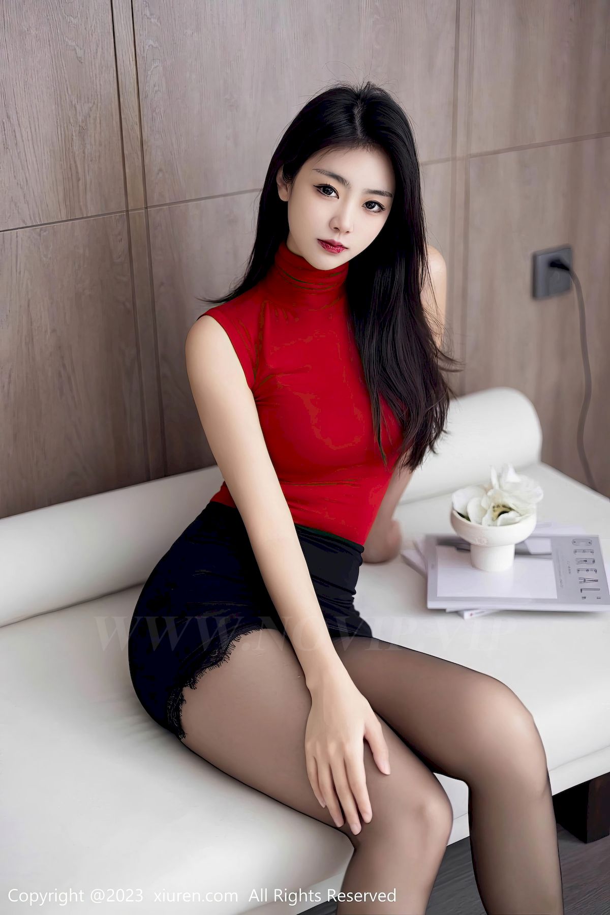 [XiuRen秀人网] No.6883 模特可樂Vicky – 红色服饰+黑丝美腿性感写真