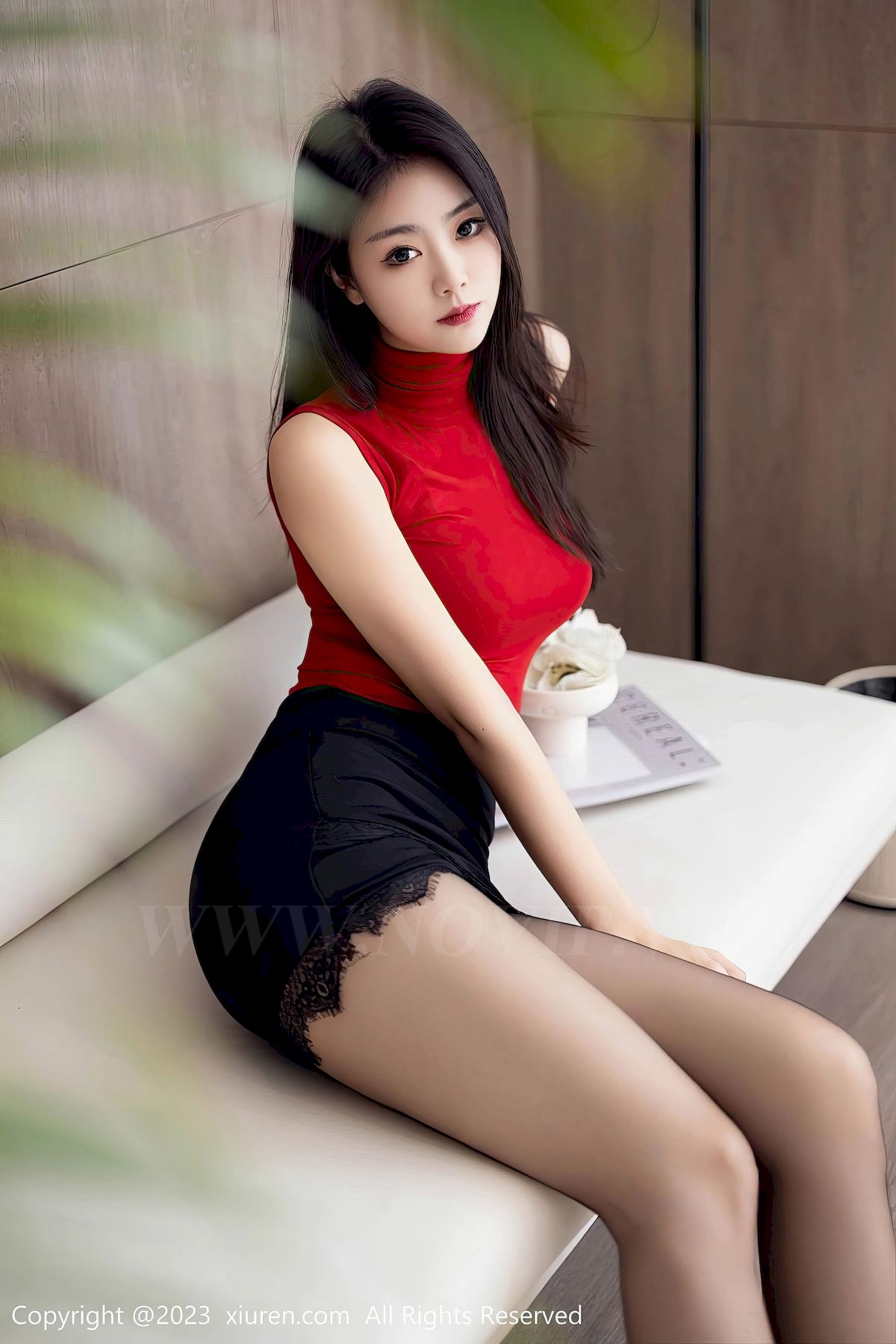 [XiuRen秀人网] No.6883 模特可樂Vicky – 红色服饰+黑丝美腿性感写真