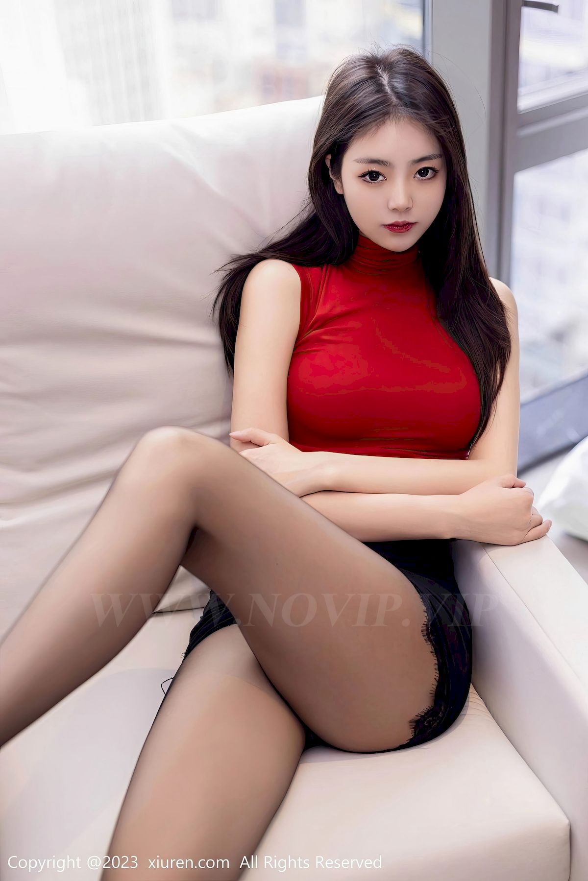 [XiuRen秀人网] No.6883 模特可樂Vicky – 红色服饰+黑丝美腿性感写真