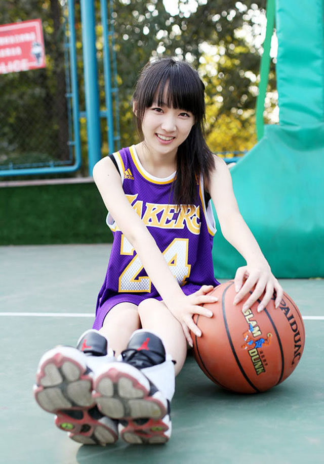 阳光少女身着科比战衣-御萝部落
