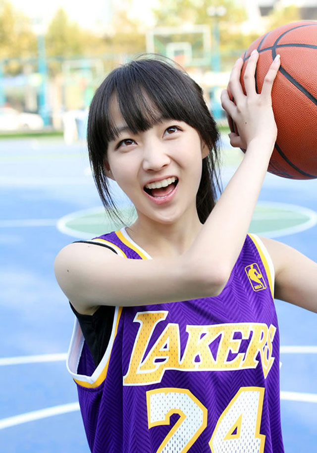 阳光少女身着科比战衣-御萝部落
