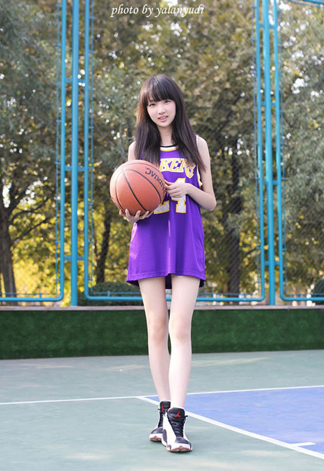 阳光少女身着科比战衣-御萝部落
