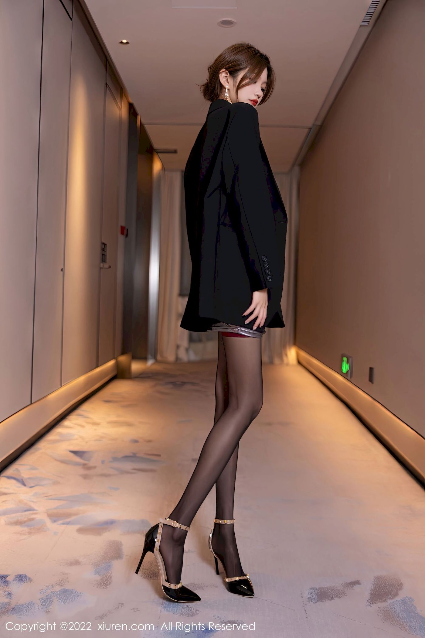 [秀人XiuRen] No.5904 模特程程程- – 黑色外衣+清秀身材性感写真