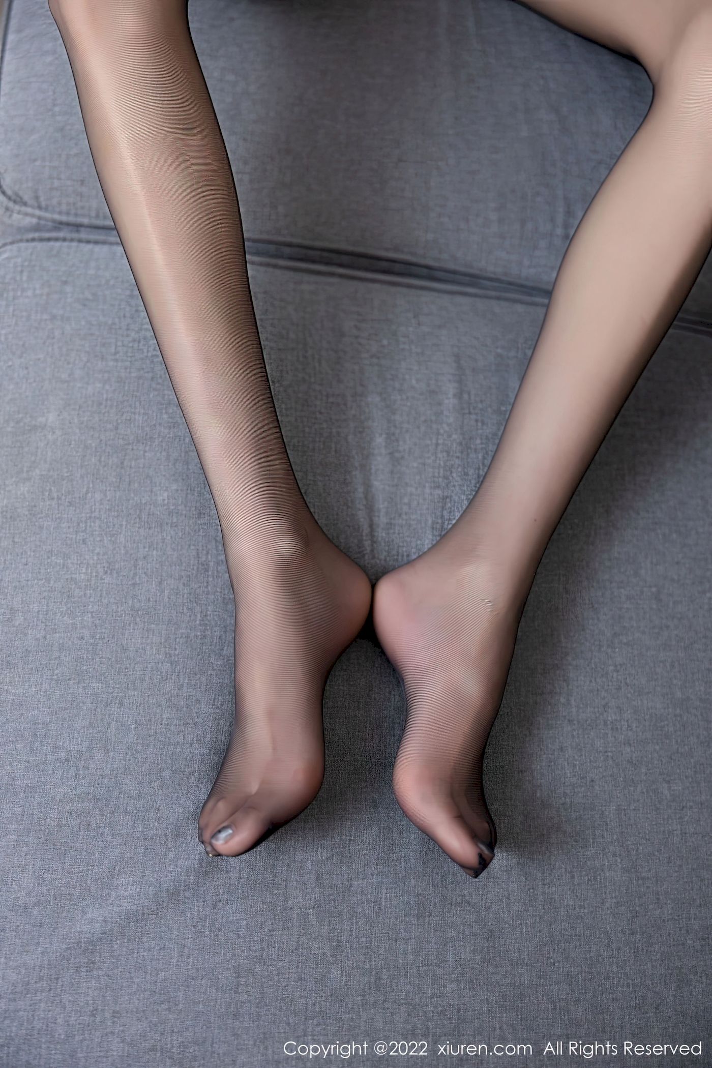 [秀人XiuRen] No.5684 模特程程程 – 吊带短裙+黑丝美腿性感写真