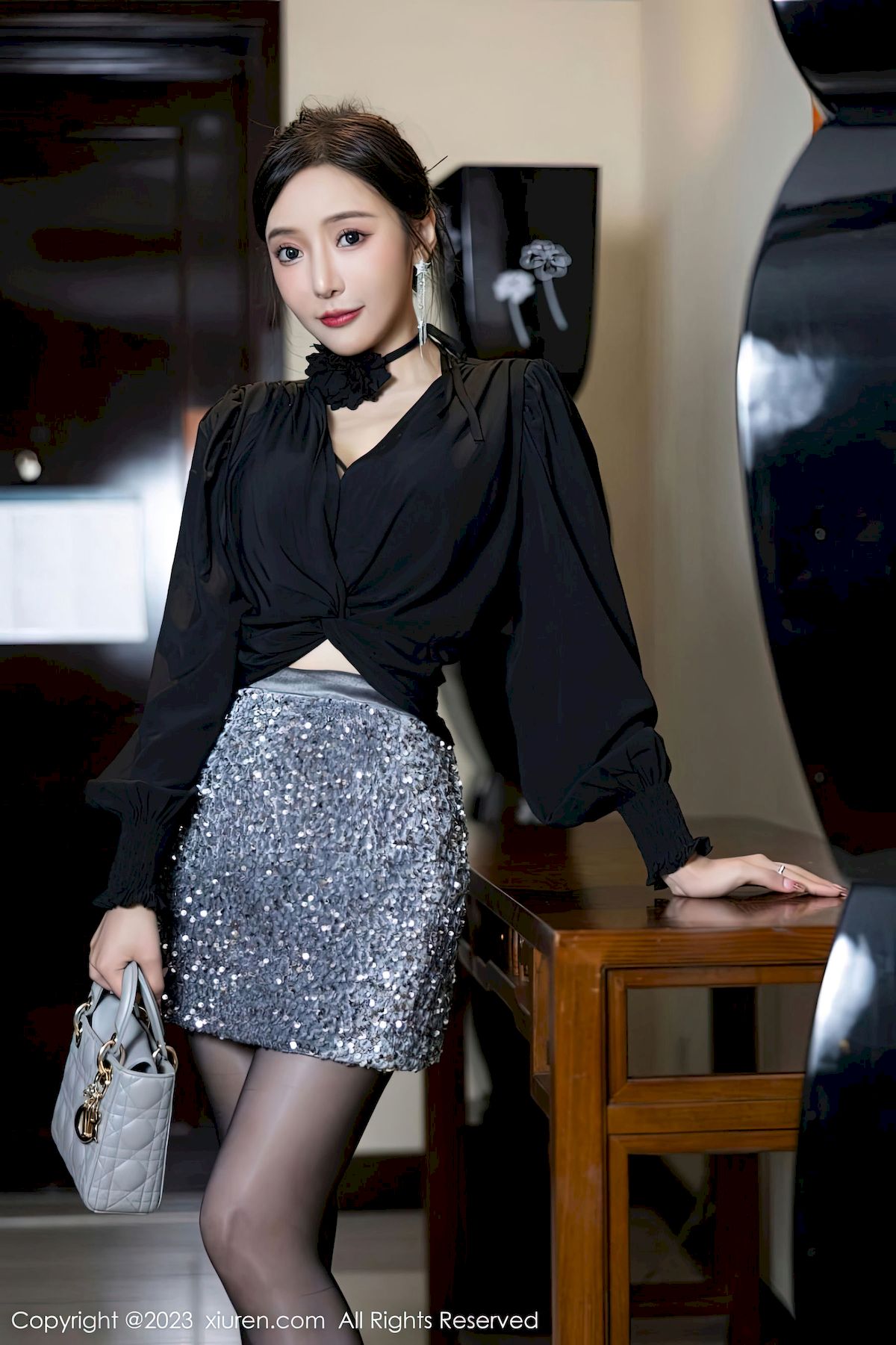[秀人XiuRen] No.6215 女神王馨瑶yanni – 黑丝上衣+银灰短裙写真
