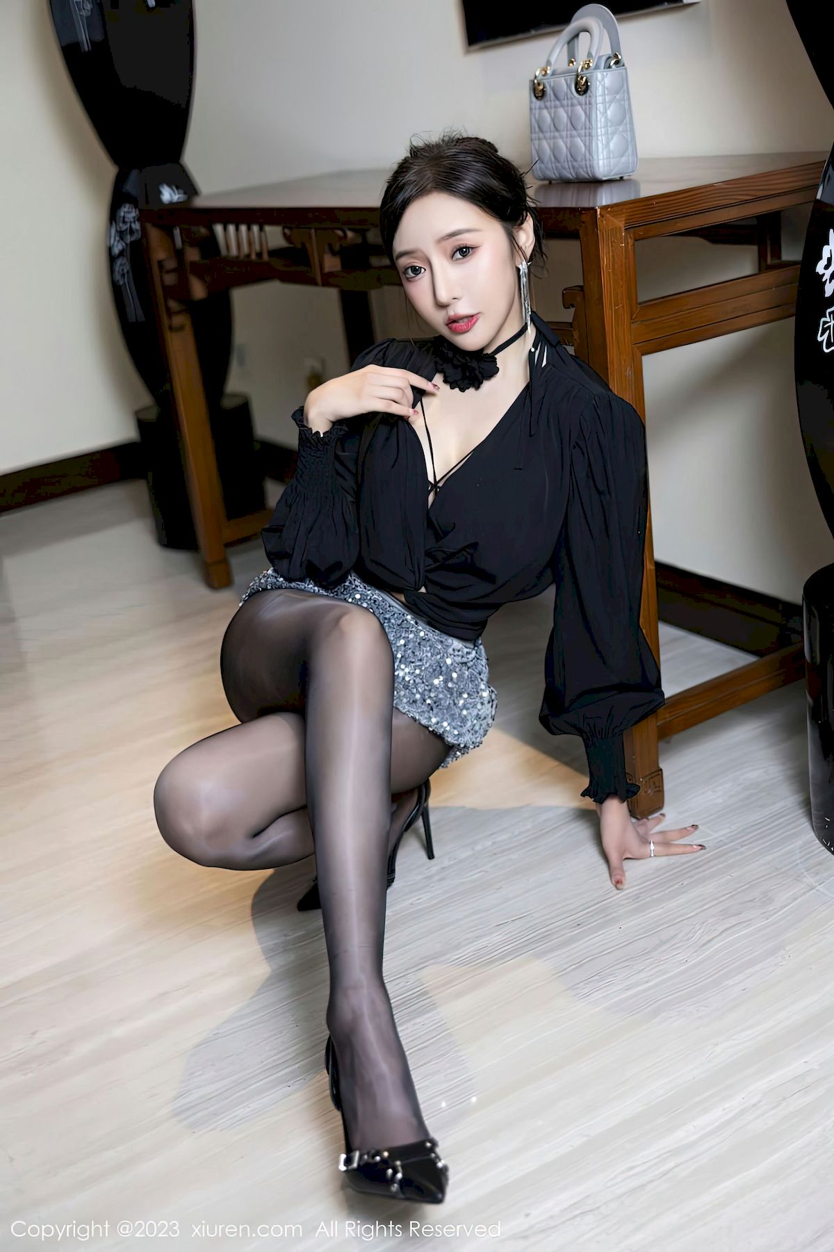 [秀人XiuRen] No.6215 女神王馨瑶yanni – 黑丝上衣+银灰短裙写真