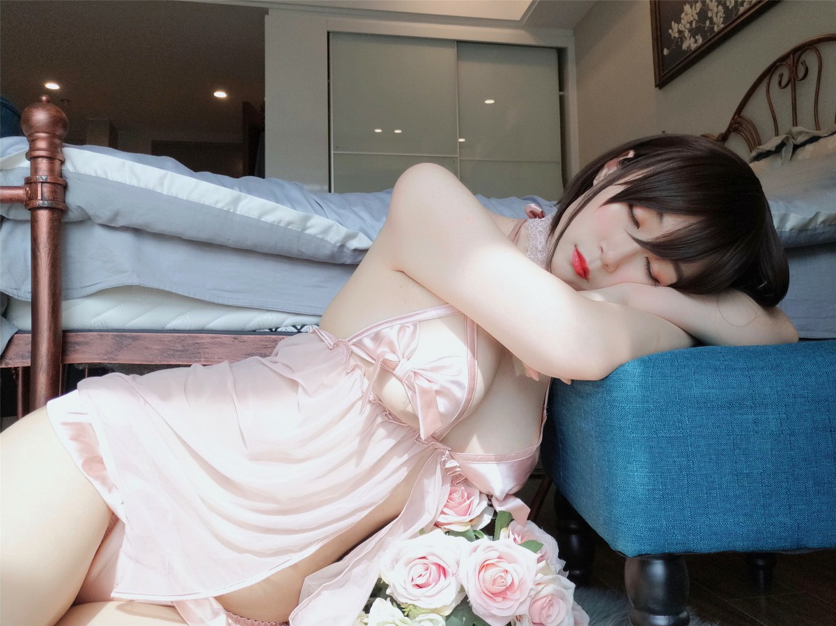 Coser小姐姐白银 – 粉色睡衣 – COSPLAY