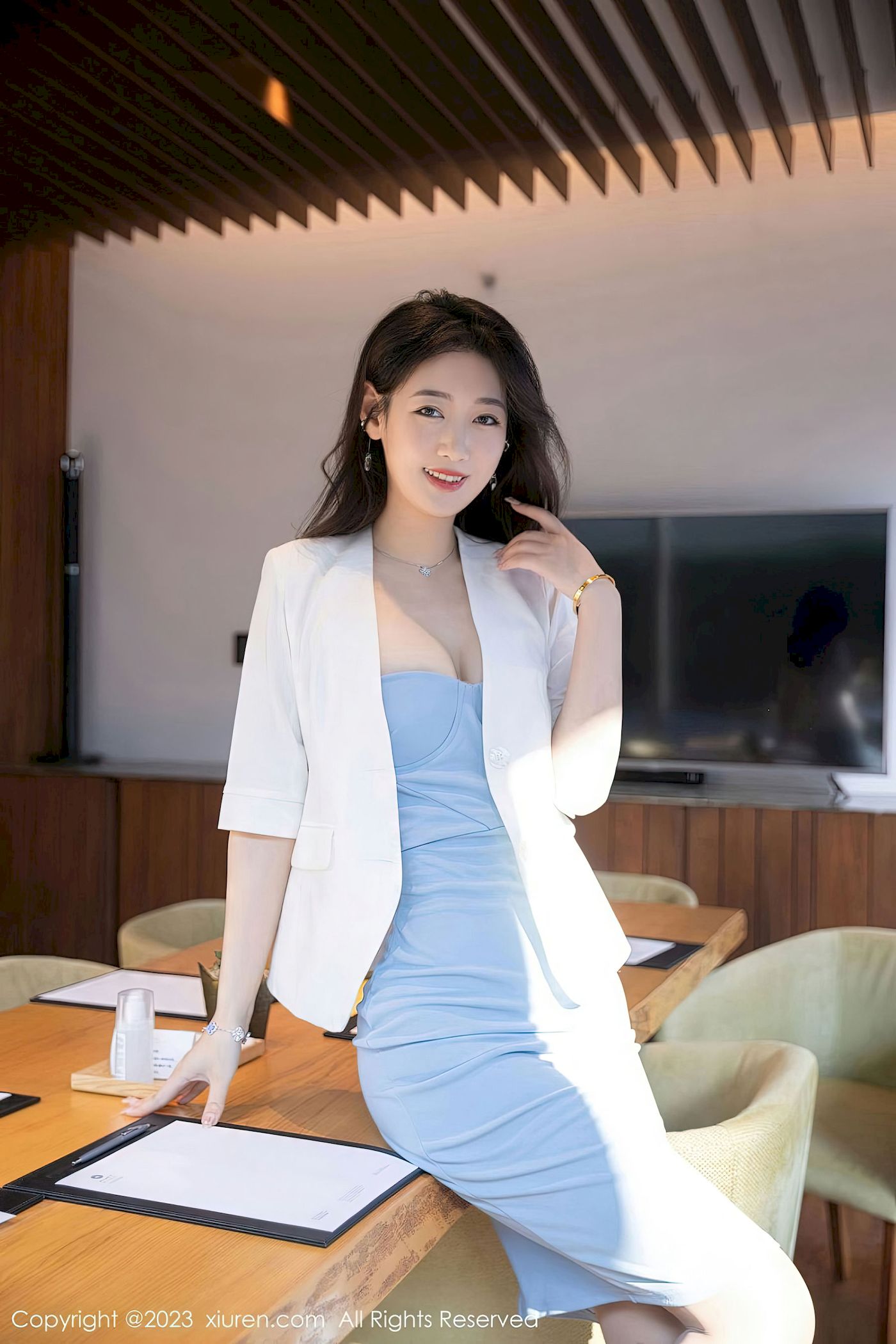 [秀人XiuRen] No.6368 唐安琪 – 露肩短裙+职业OL装扮写真