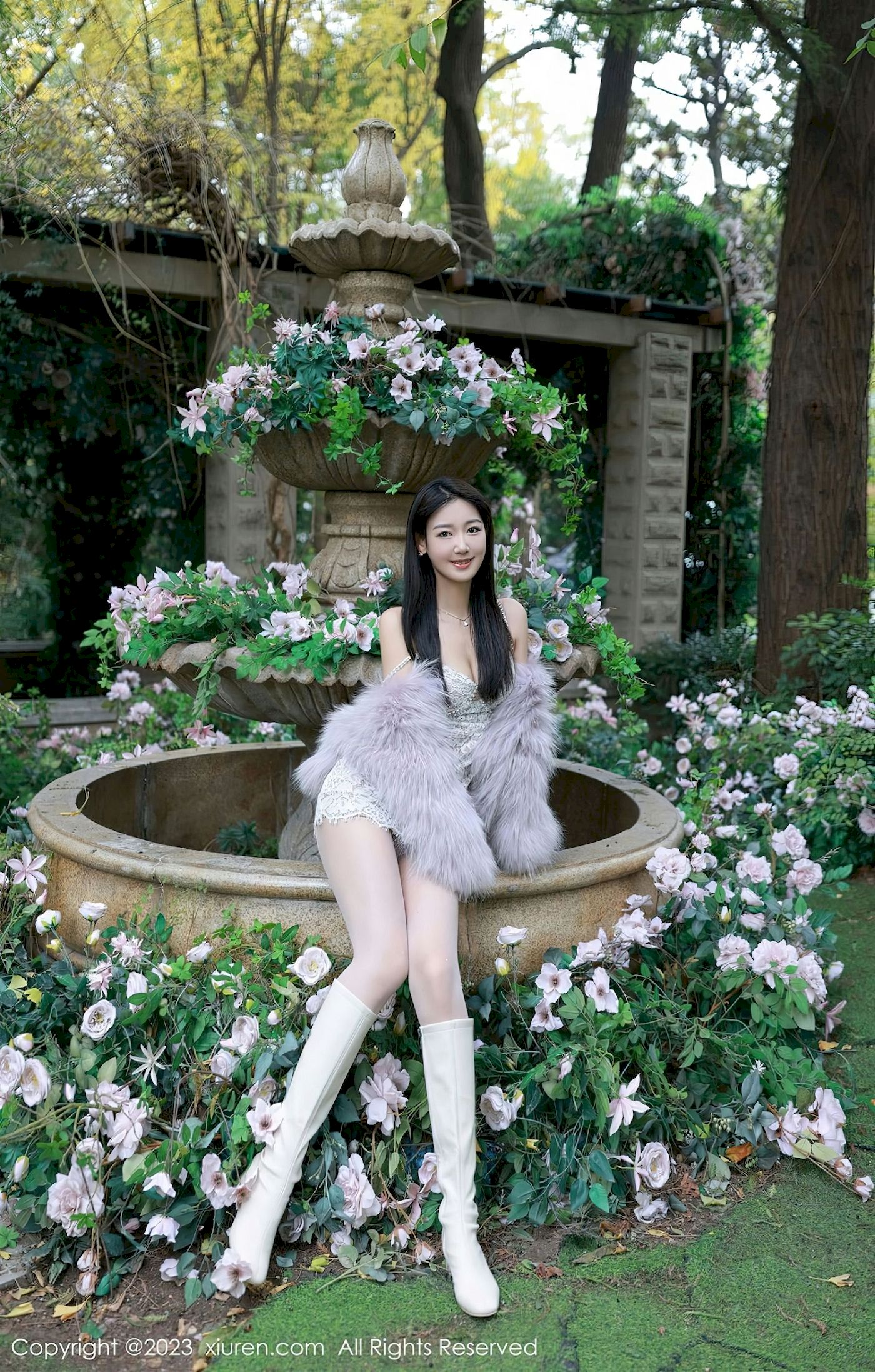 [秀人XiuRen] No.6331 唐安琪 – 白色短裙+白色丝袜性感写真