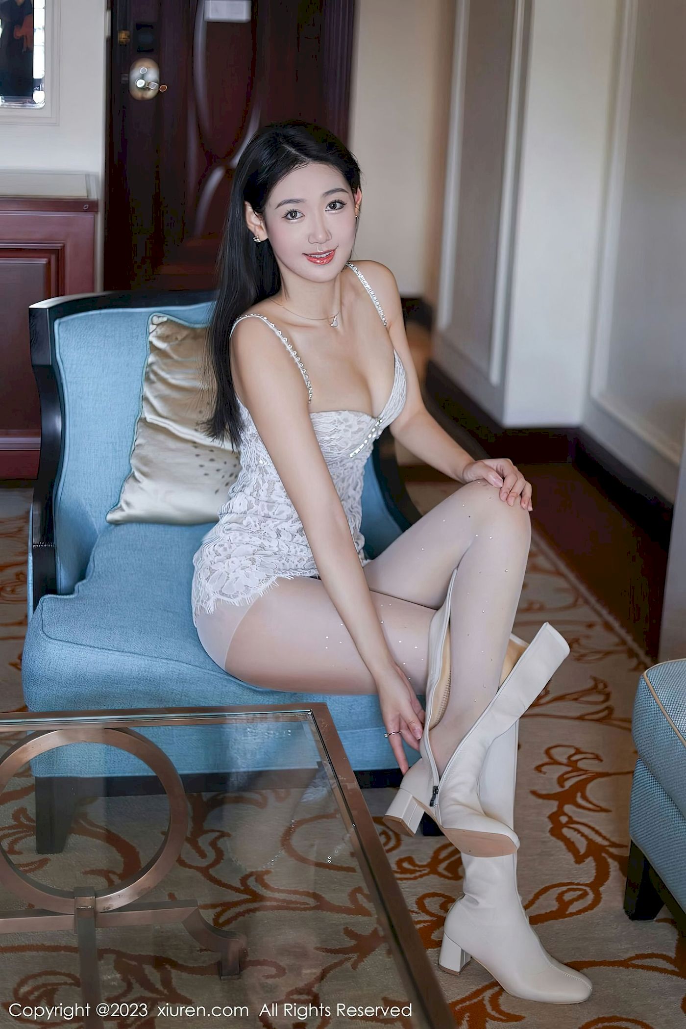 [秀人XiuRen] No.6331 唐安琪 – 白色短裙+白色丝袜性感写真