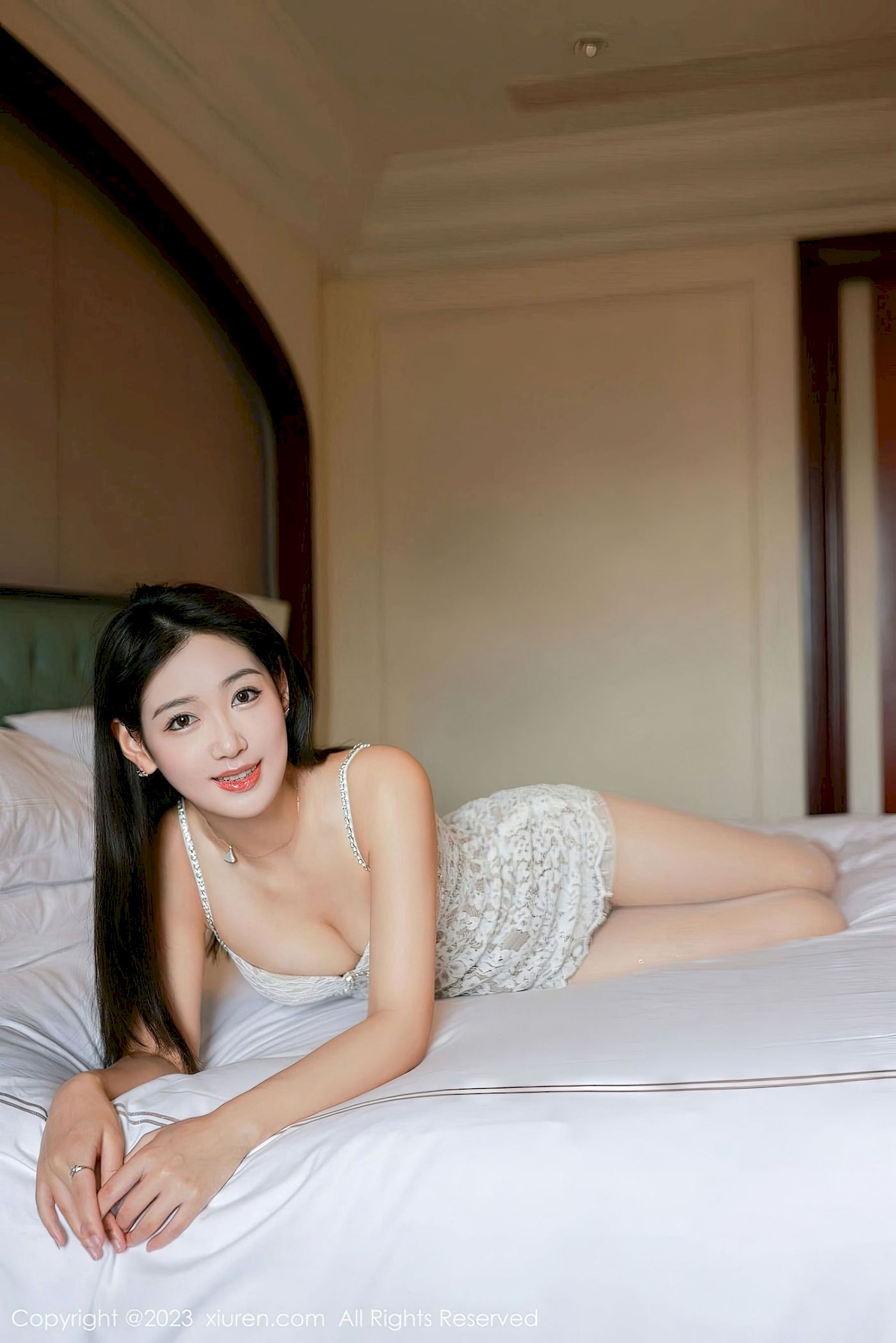 [秀人XiuRen] No.6331 唐安琪 – 白色短裙+白色丝袜性感写真