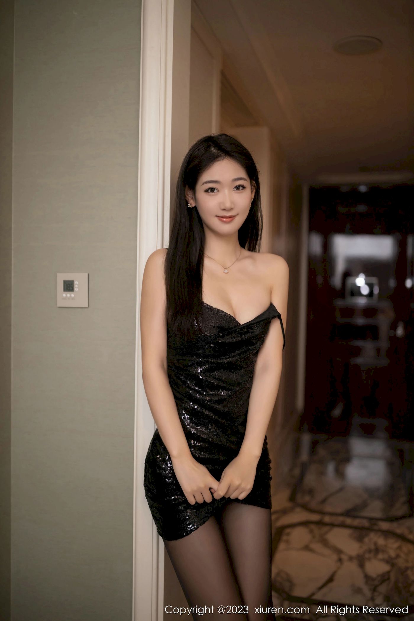 [秀人XiuRen] No.6586 唐安琪 – 黑丝美腿+银色吊裙性感写真