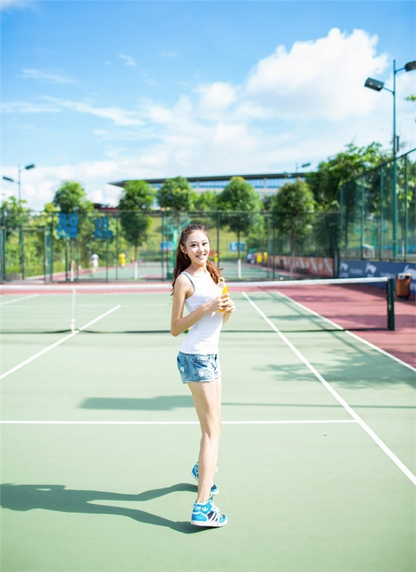 清纯美女校花球场气质写真 美丽的风景线-御萝部落