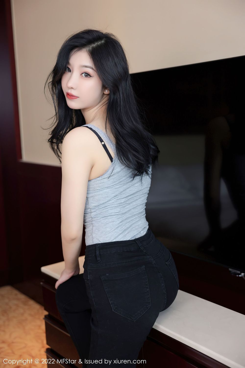 模范学院美女模特人间荒糖浅灰色上衣搭配黑色牛仔裤写真-御萝部落