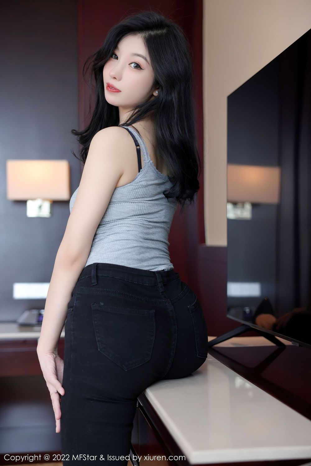 模范学院美女模特人间荒糖浅灰色上衣搭配黑色牛仔裤写真-御萝部落
