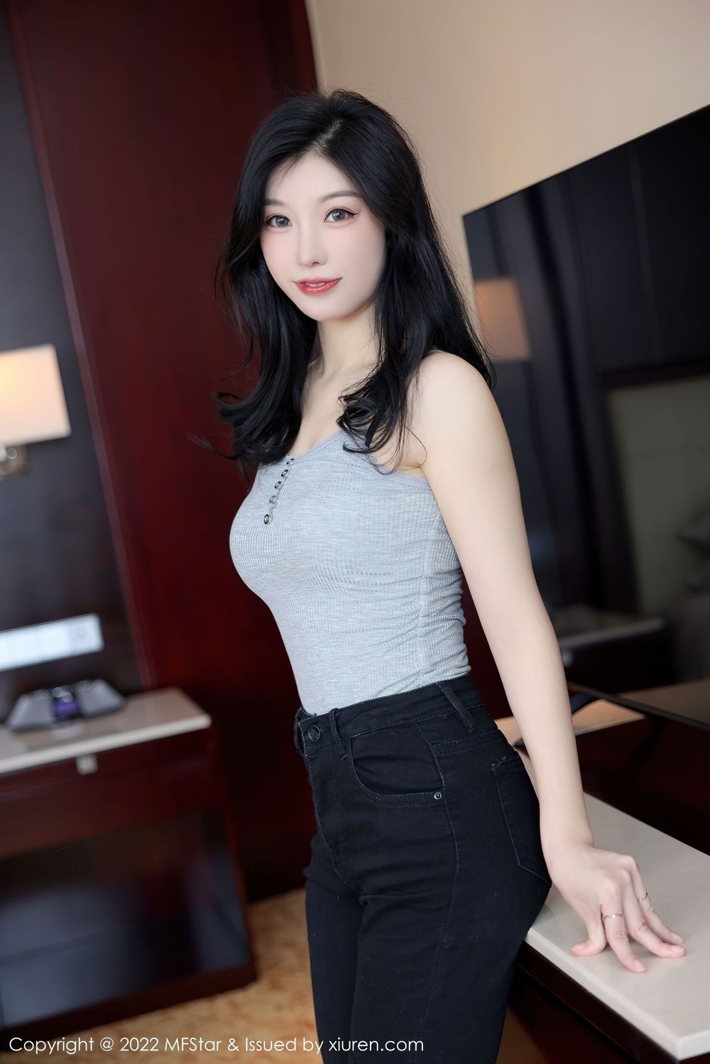模范学院美女模特人间荒糖浅灰色上衣搭配黑色牛仔裤写真-御萝部落
