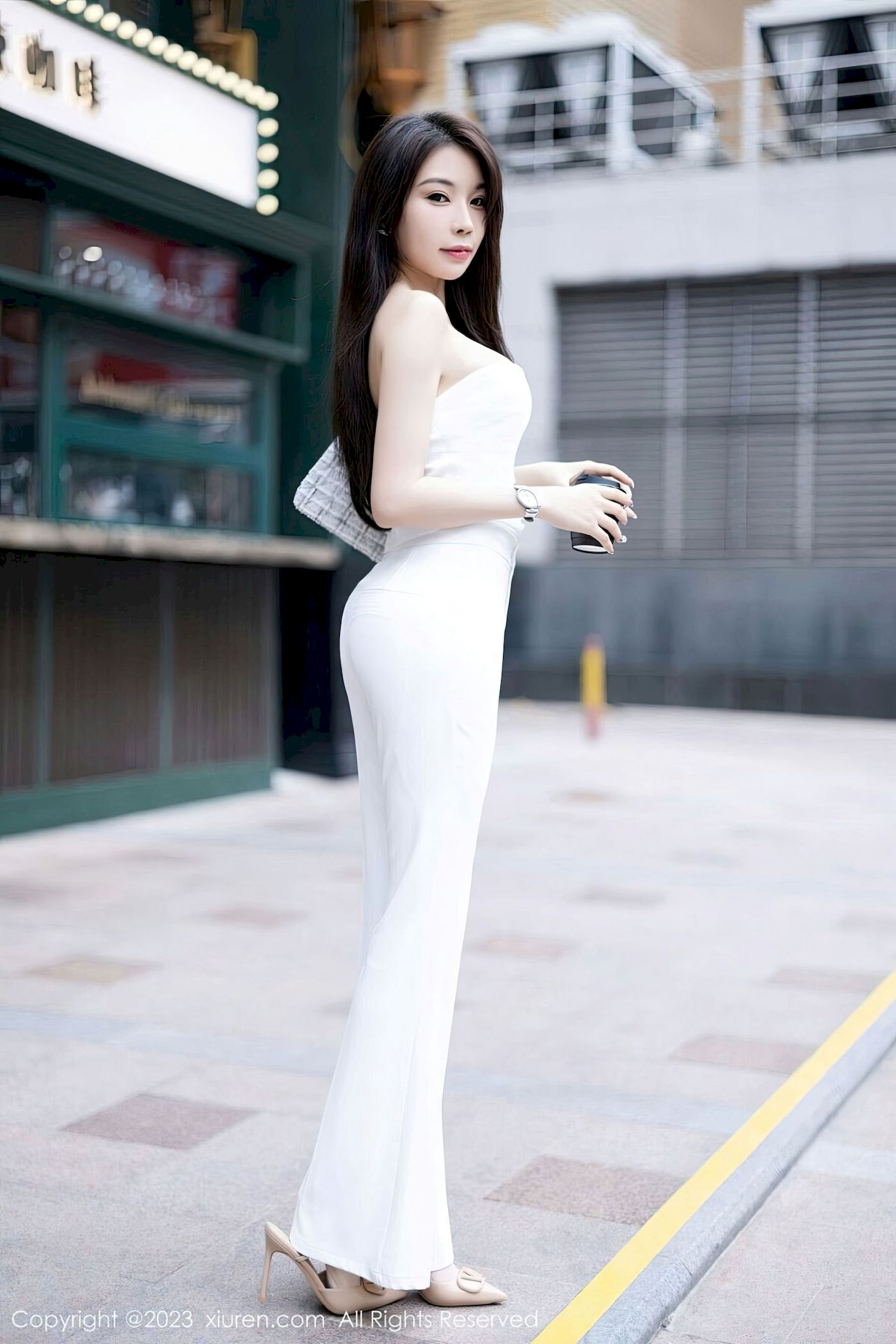 [XiuRen秀人网] No.6628 徐莉芝Booty – 露肩上衣+简约长裤性感写真