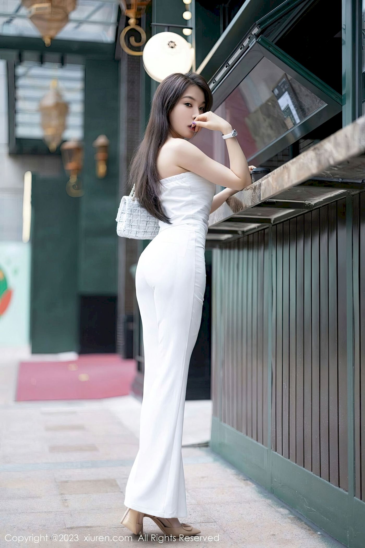 [XiuRen秀人网] No.6628 徐莉芝Booty – 露肩上衣+简约长裤性感写真