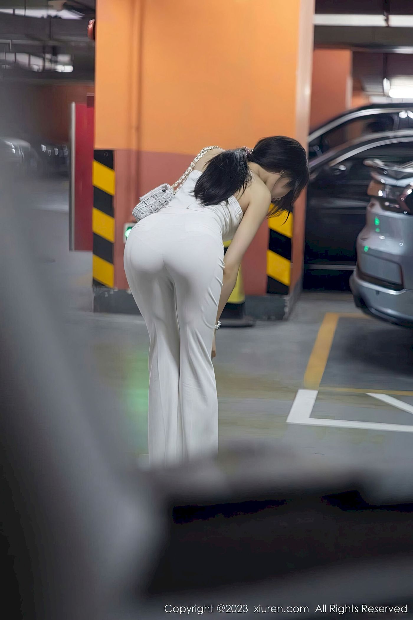 [XiuRen秀人网] No.6628 徐莉芝Booty – 露肩上衣+简约长裤性感写真