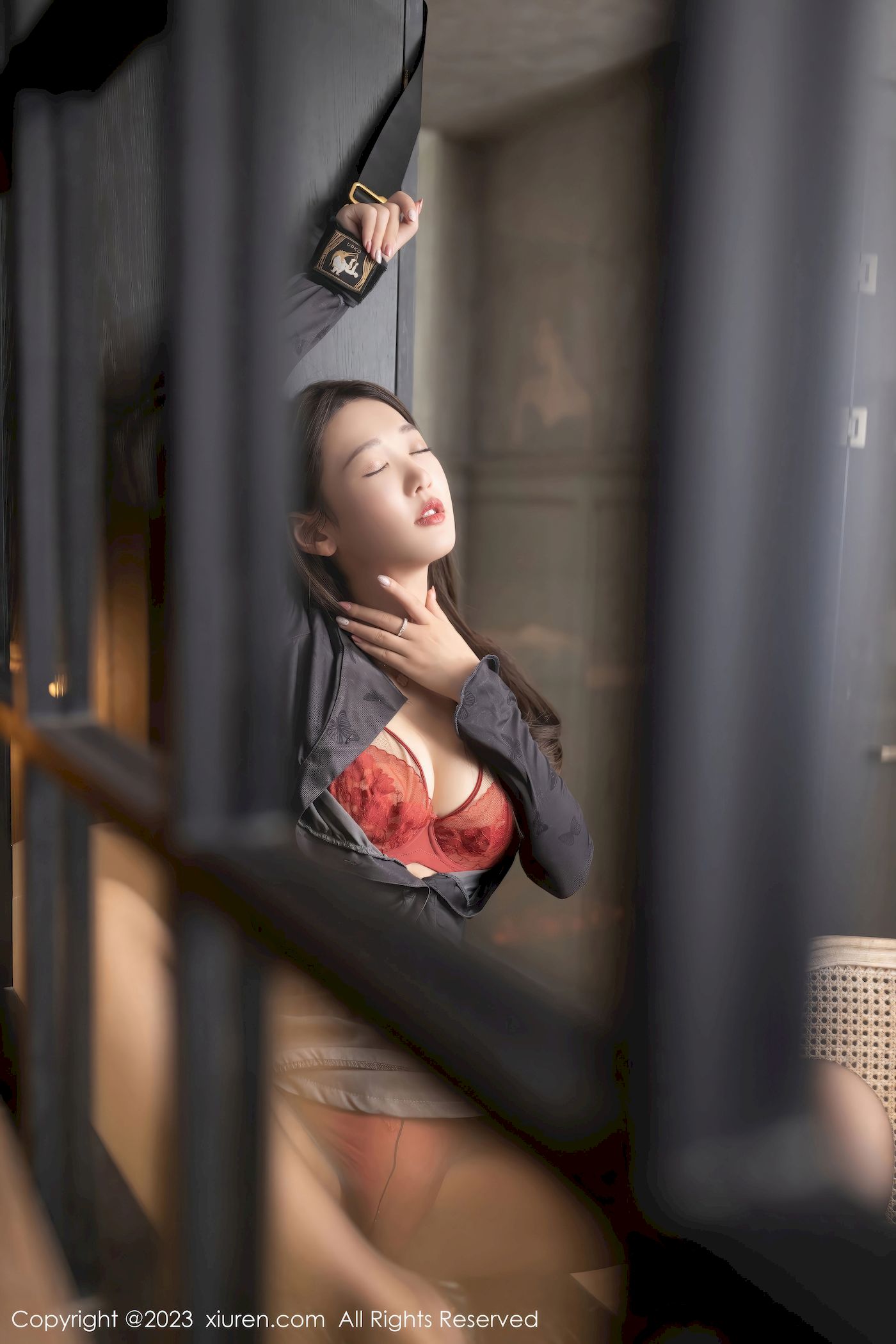 [XiuRen秀人网] No.7298 唐安琪 – 黑色上衣+灰色短裙性感写真