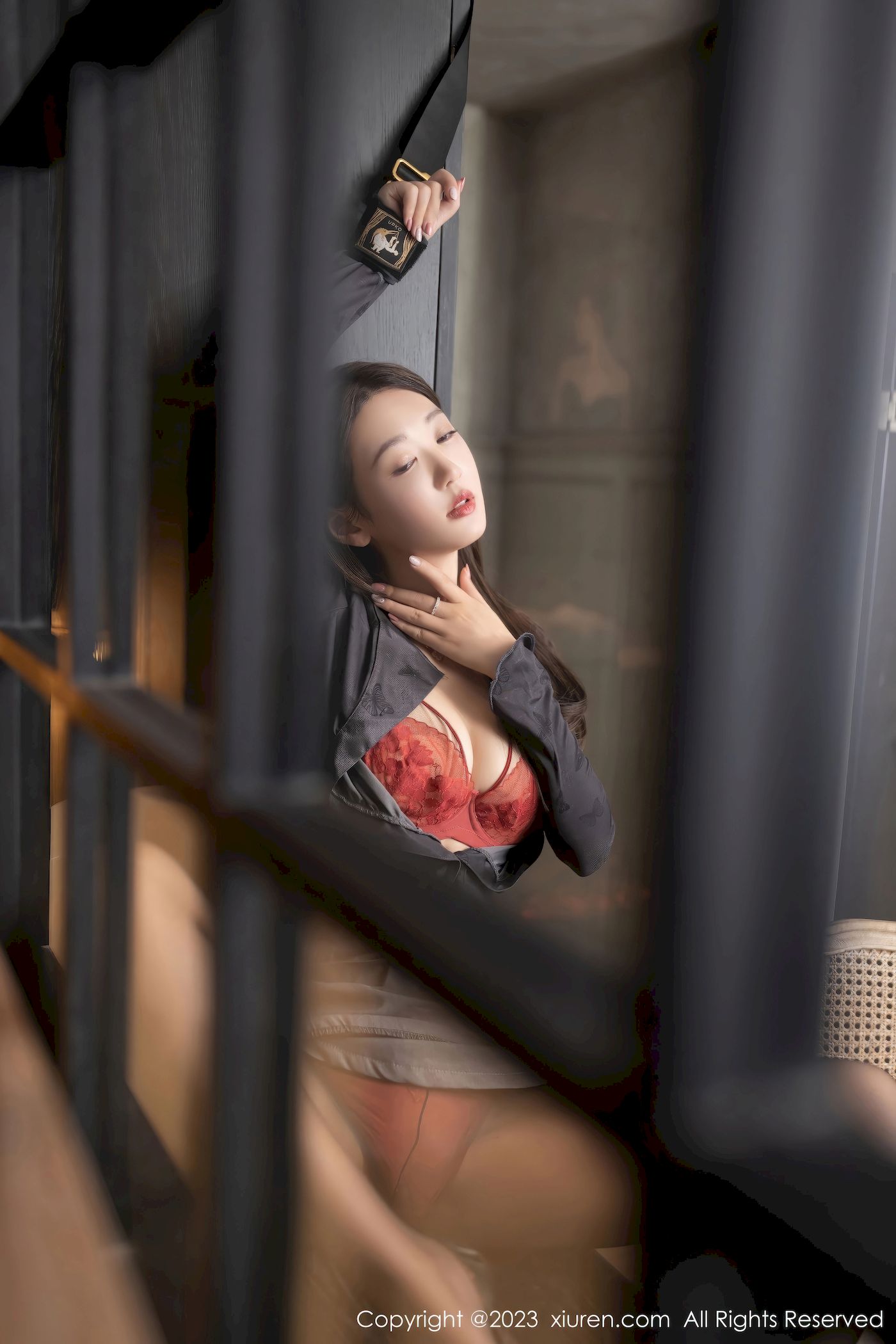 [XiuRen秀人网] No.7298 唐安琪 – 黑色上衣+灰色短裙性感写真