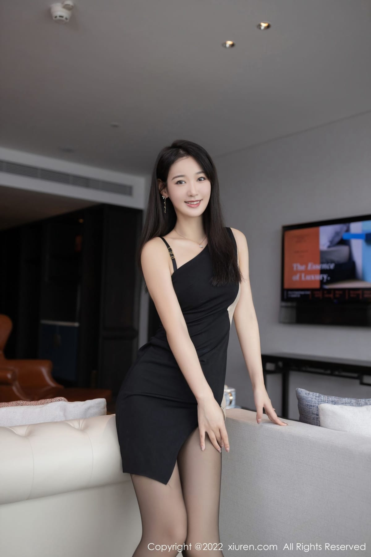秀人网美女模特唐安琪黑色吊带连衣短裙搭配诱人黑丝写真-御萝部落