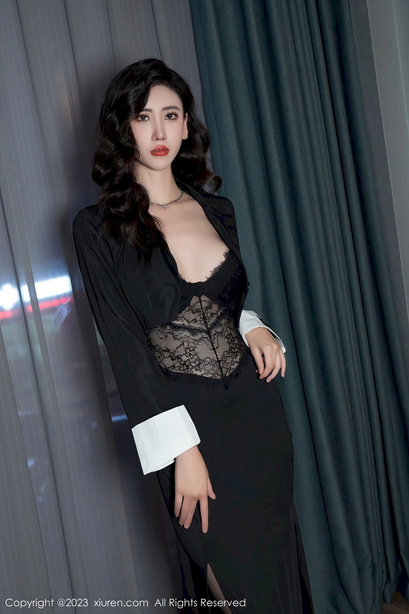 [XiuRen秀人网] No.6979 新人章芃芃 – 黑色长裙+魅惑黑丝性感写真