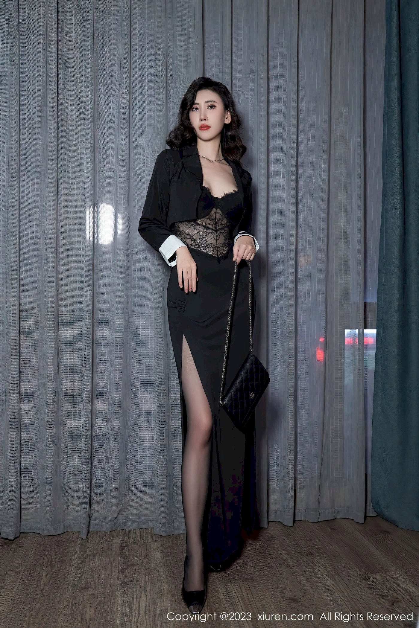 [XiuRen秀人网] No.6979 新人章芃芃 – 黑色长裙+魅惑黑丝性感写真