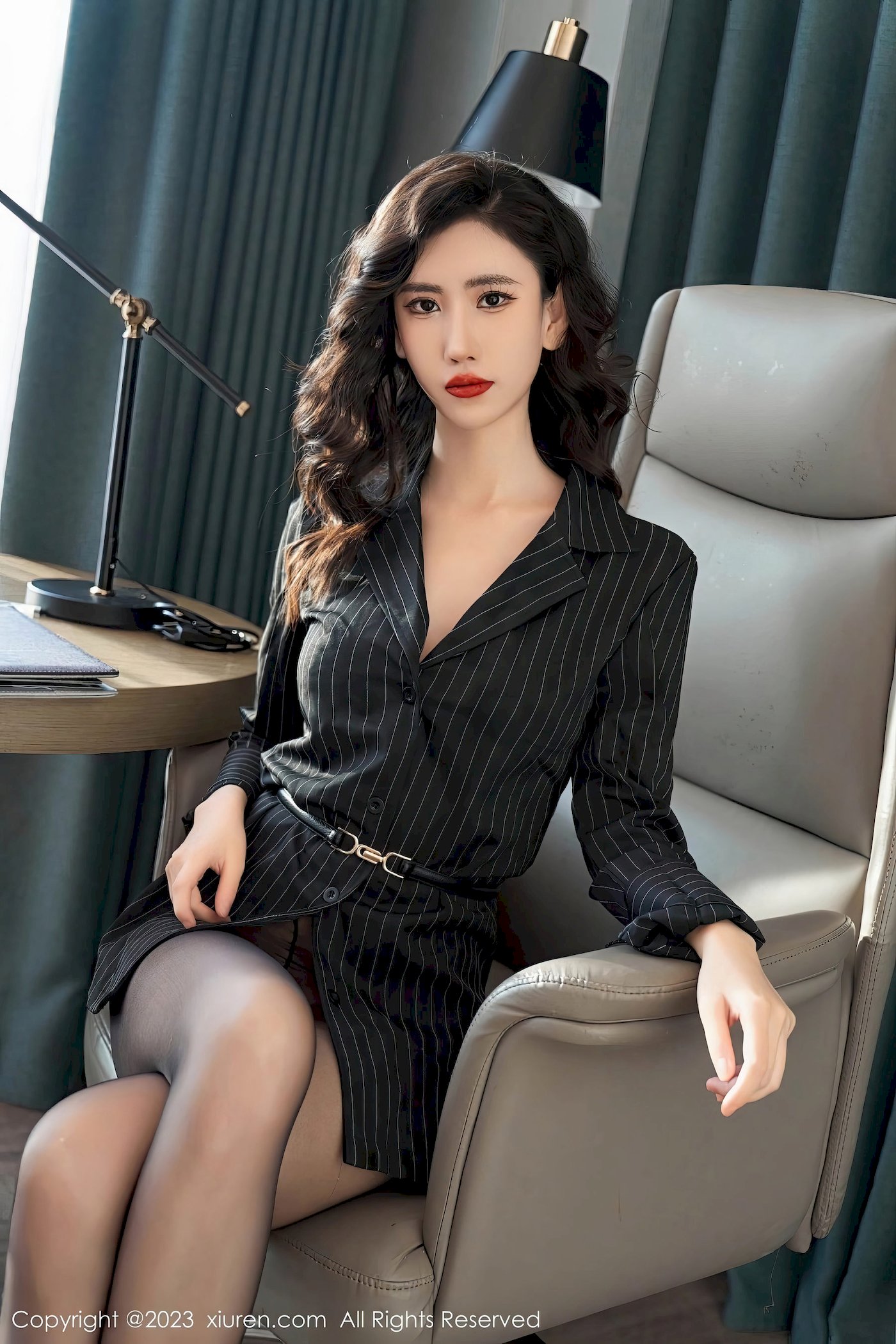 [秀人XiuRen] No.6860 新人章芃芃 – 条纹上衣+黑丝美腿首套写真