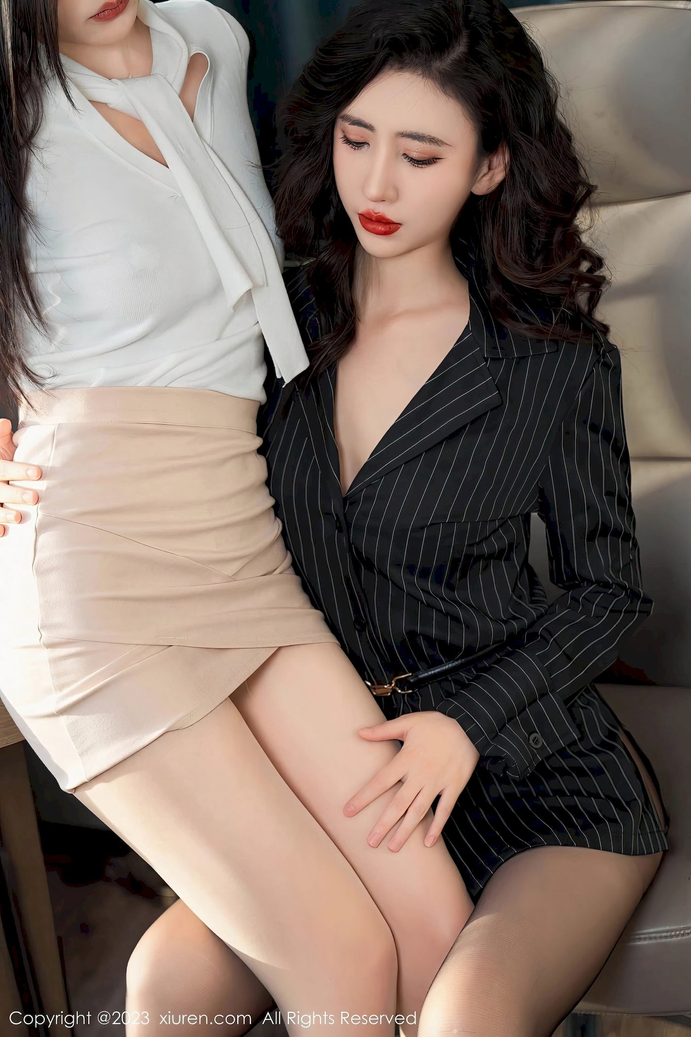 [秀人XiuRen] No.6860 新人章芃芃 – 条纹上衣+黑丝美腿首套写真