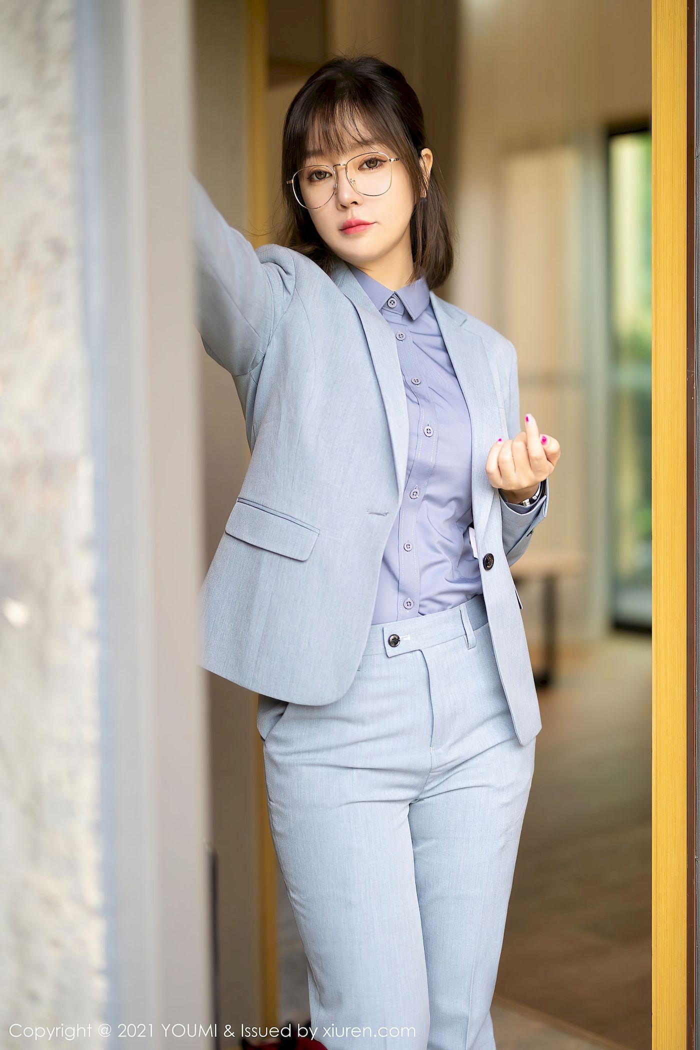 [尤蜜荟YouMi] Vol.722 王雨纯 – 职场OL+黑丝内衣成都旅拍