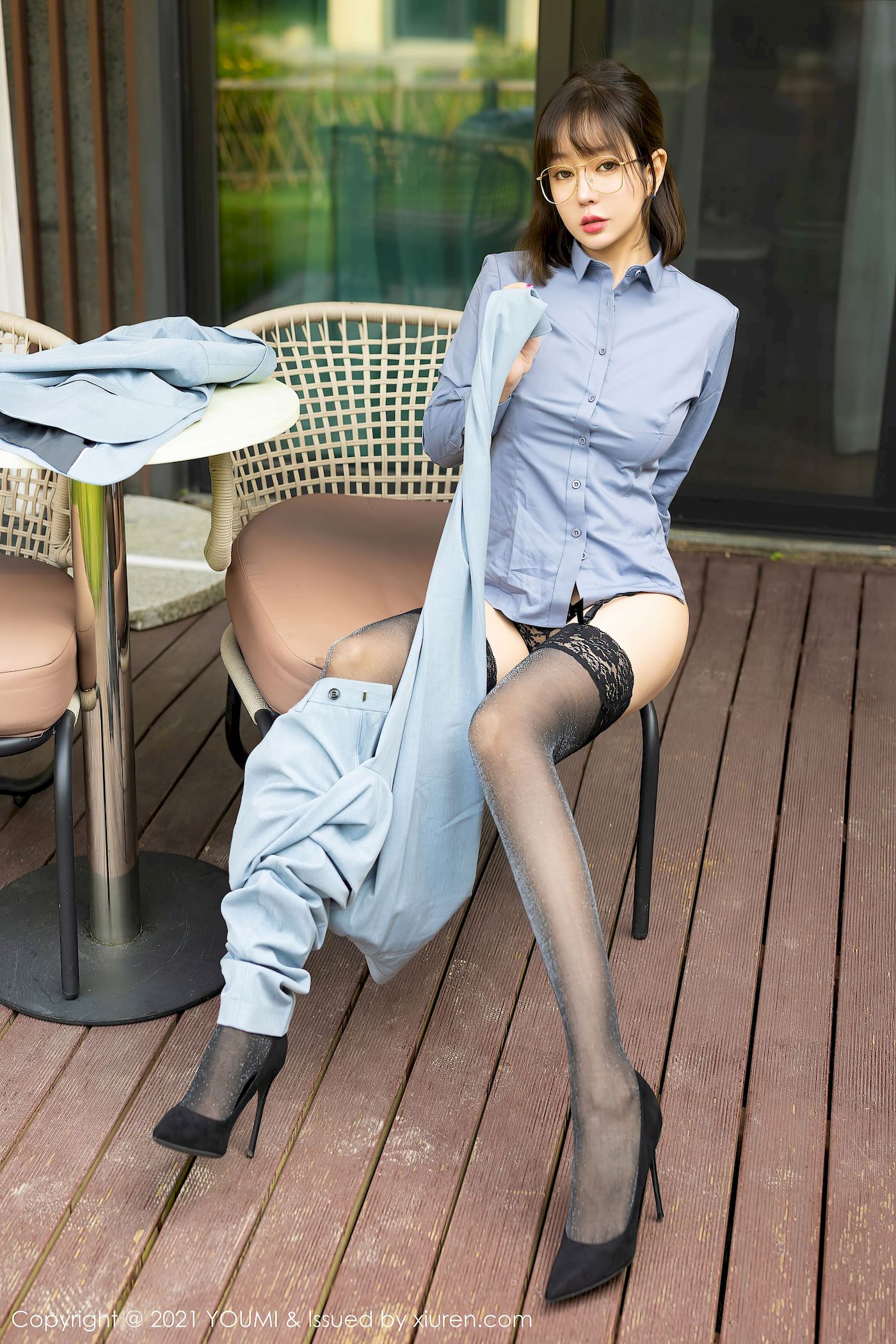 [尤蜜荟YouMi] Vol.722 王雨纯 – 职场OL+黑丝内衣成都旅拍