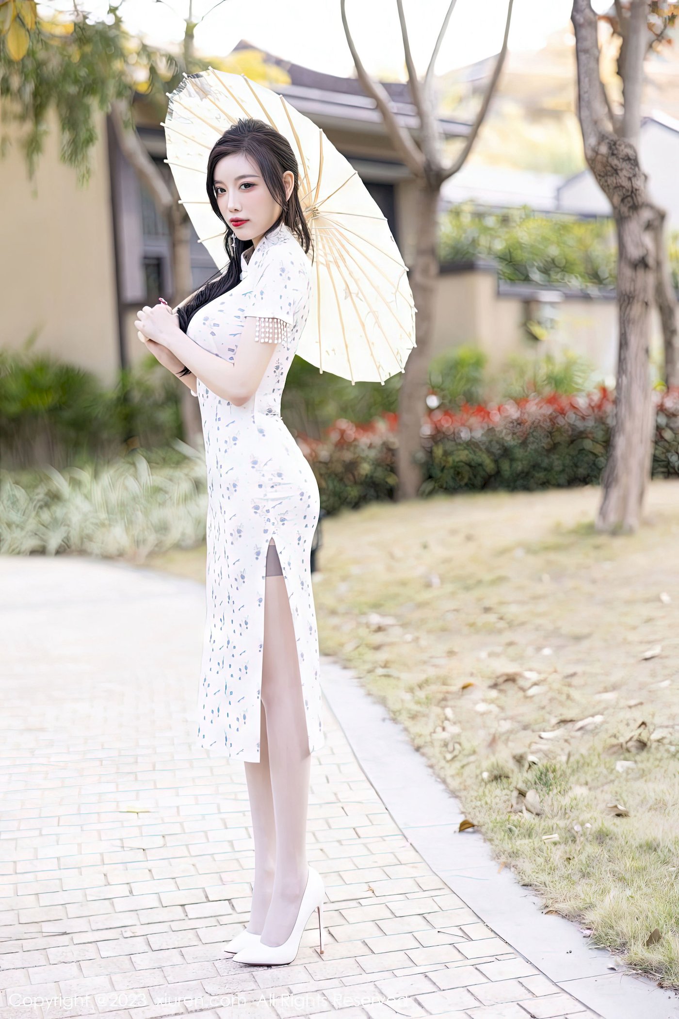 [秀人XiuRen] No.6186 杨晨晨Yome – 旗袍服饰+诱人灰丝海南岛旅拍