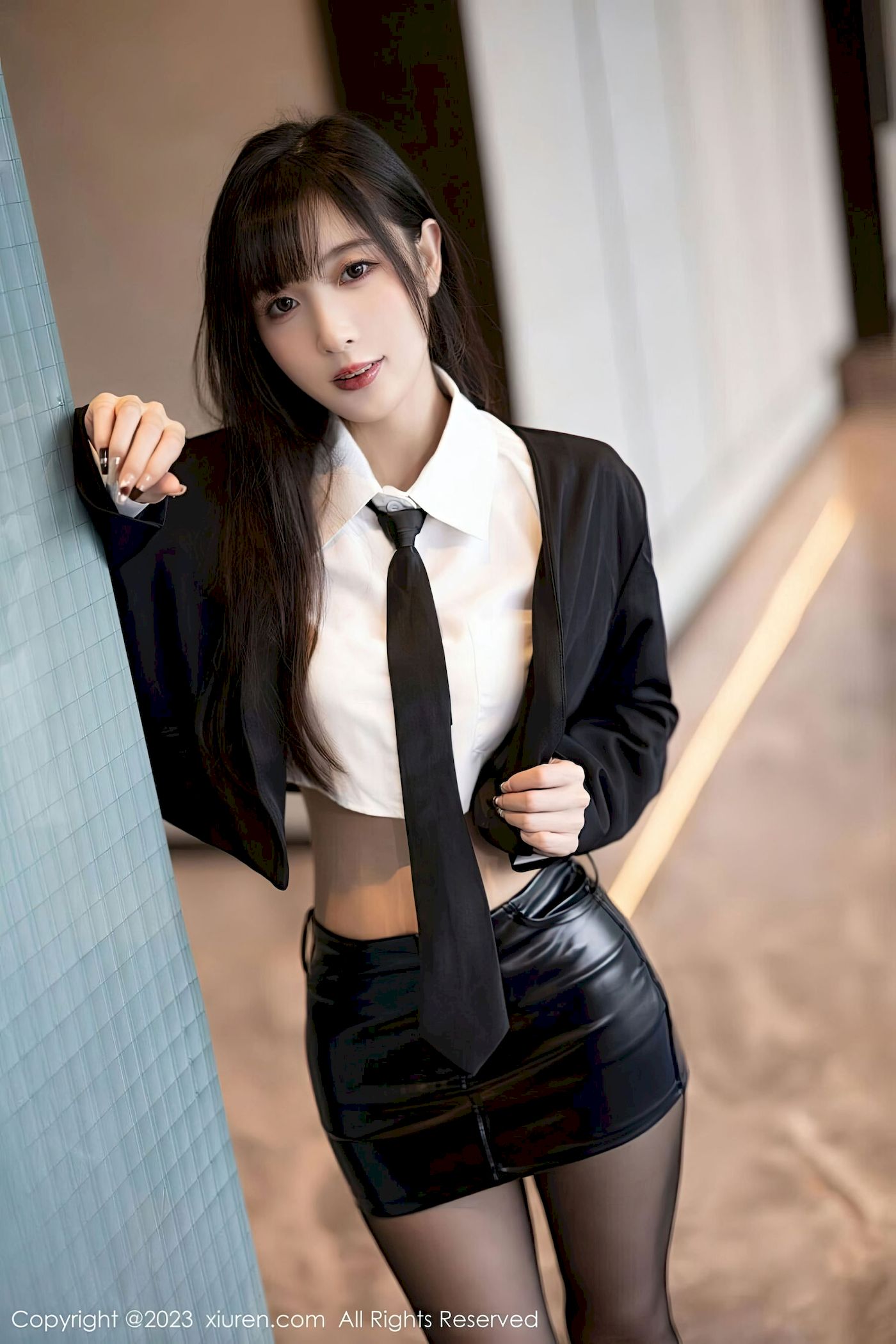 [秀人XiuRen] No.6651 模特林星阑 – 深色上衣+黑丝短裙性感写真