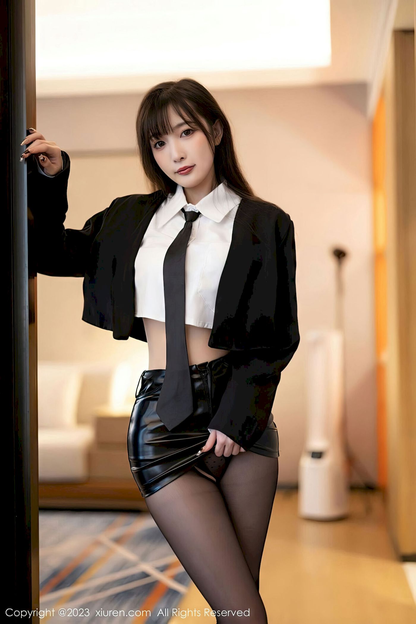 [秀人XiuRen] No.6651 模特林星阑 – 深色上衣+黑丝短裙性感写真