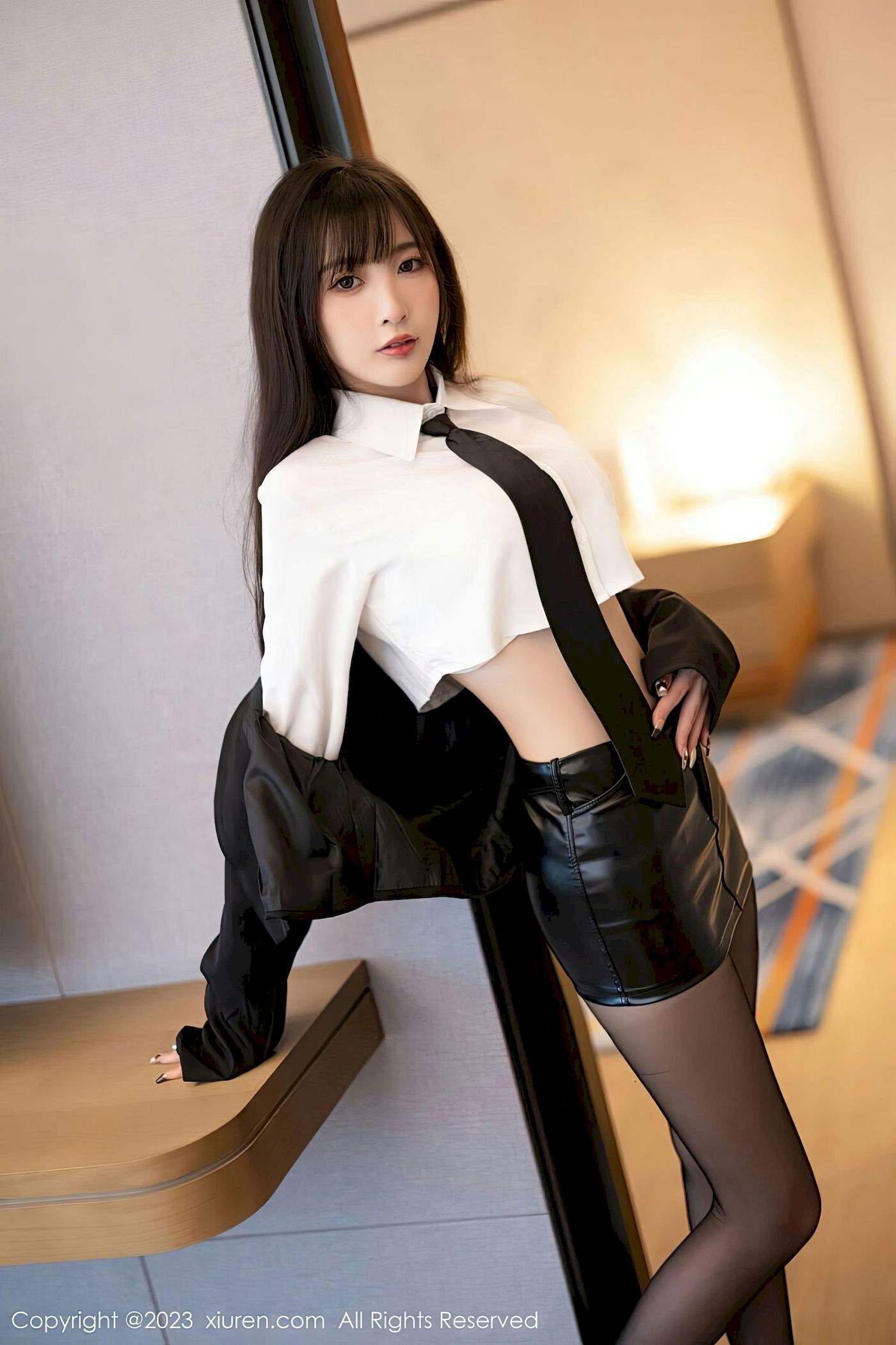 [秀人XiuRen] No.6651 模特林星阑 – 深色上衣+黑丝短裙性感写真