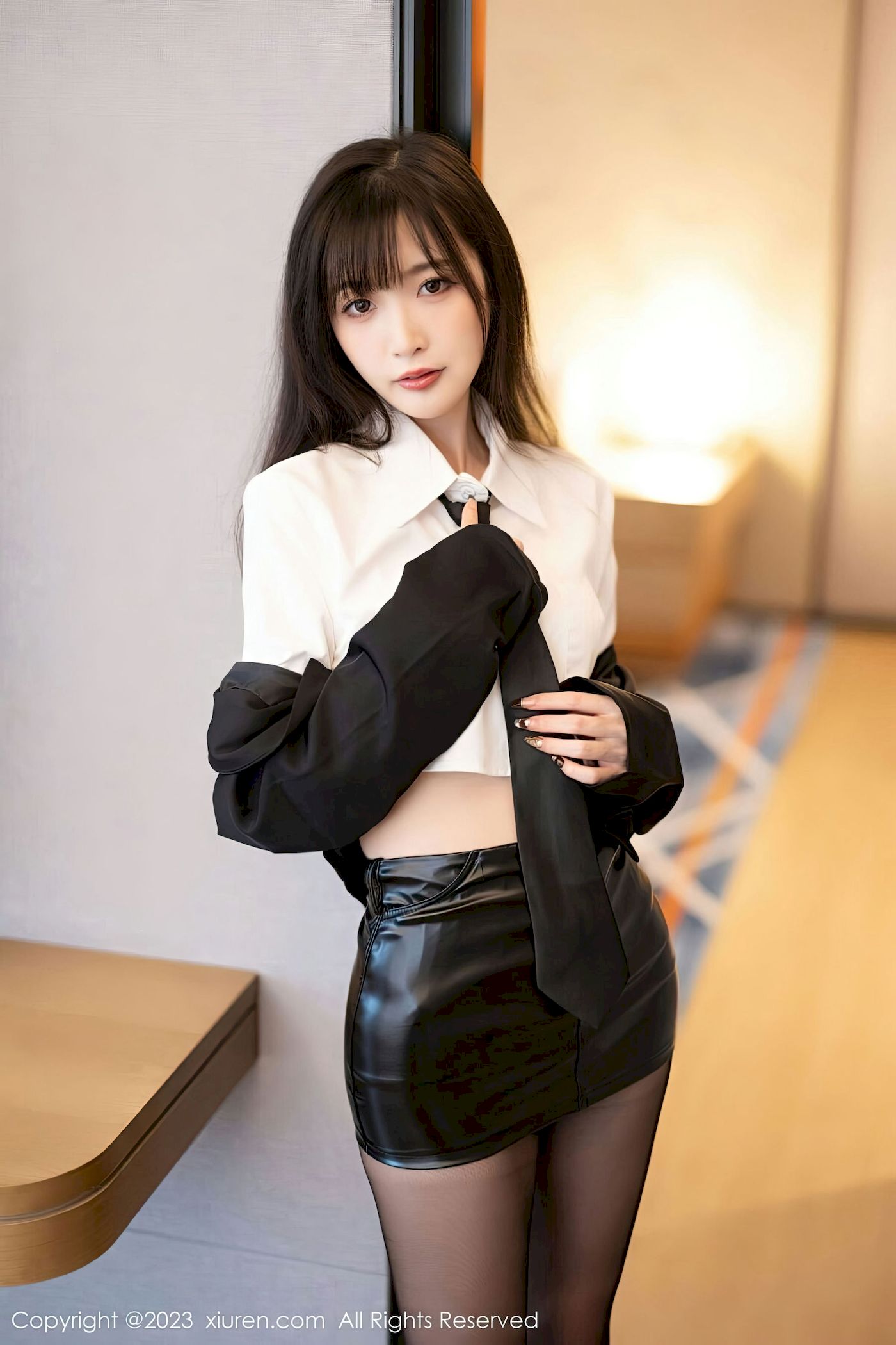 [秀人XiuRen] No.6651 模特林星阑 – 深色上衣+黑丝短裙性感写真